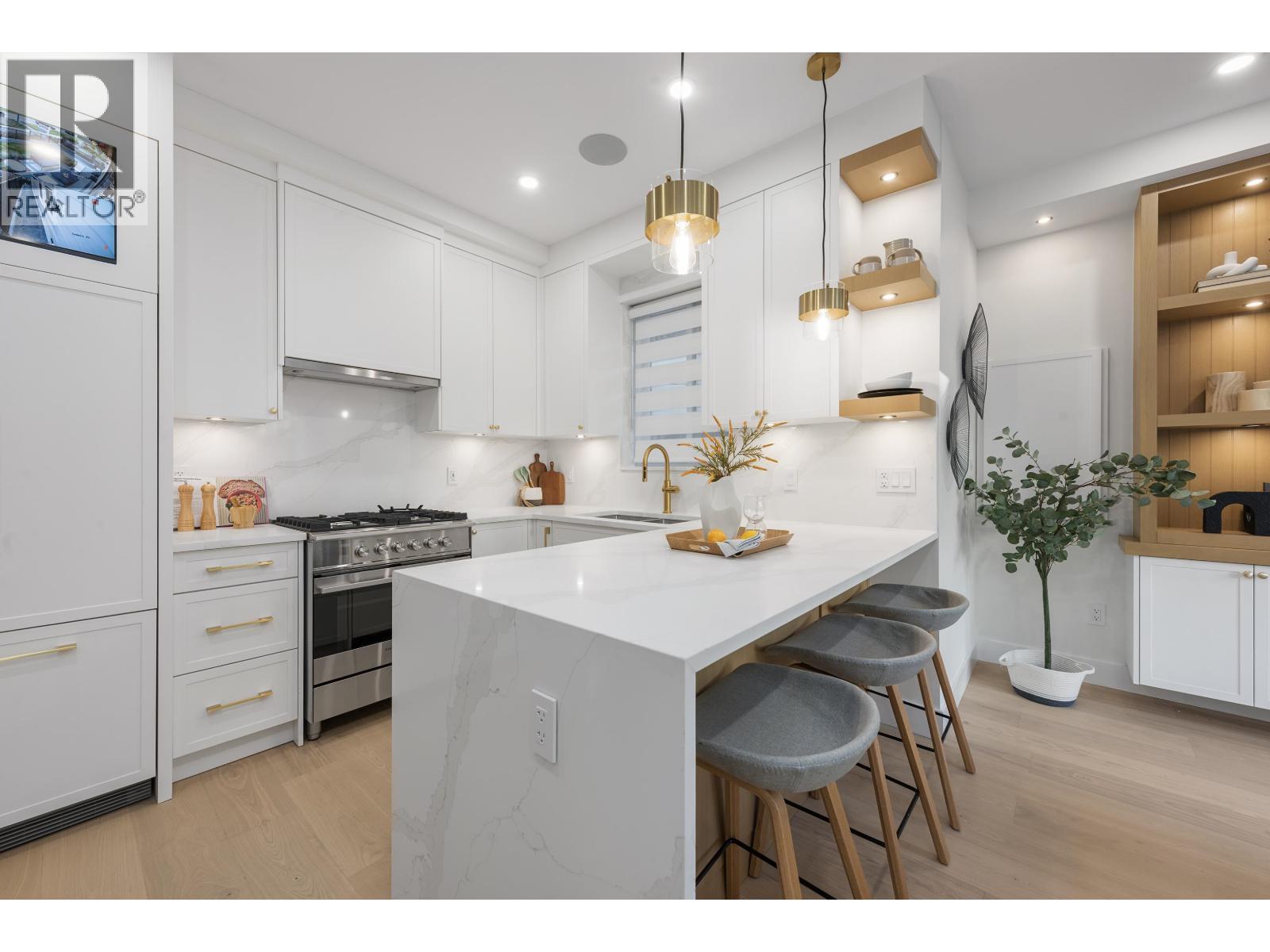 1 4855 Dumfries Street, Vancouver, BC - Indoor Photo Showing Kitchen With Upgraded Kitchen