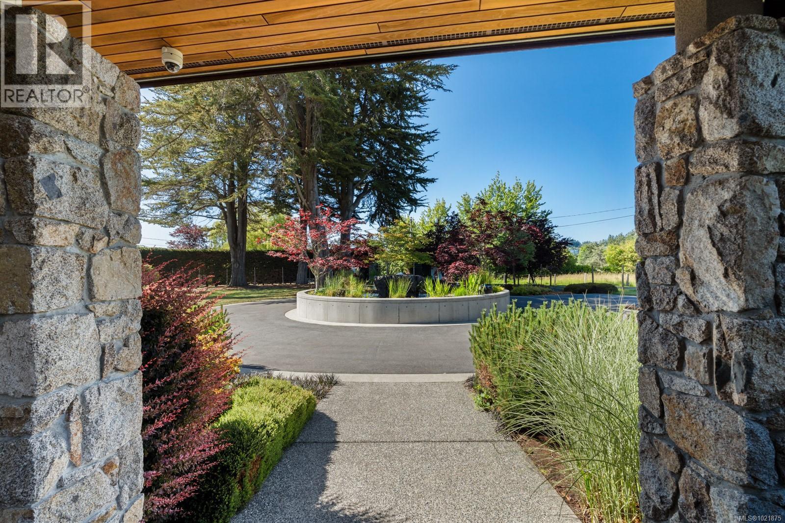 5605 Parker Ave, Saanich, BC - Outdoor