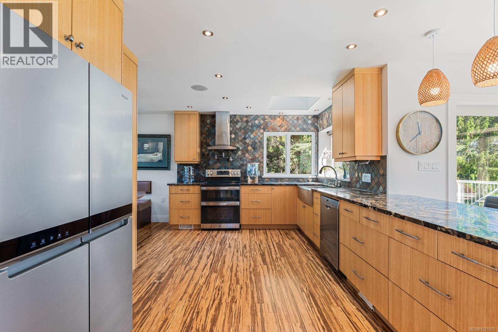 5605 Parker Ave, Saanich, BC - Indoor Photo Showing Kitchen