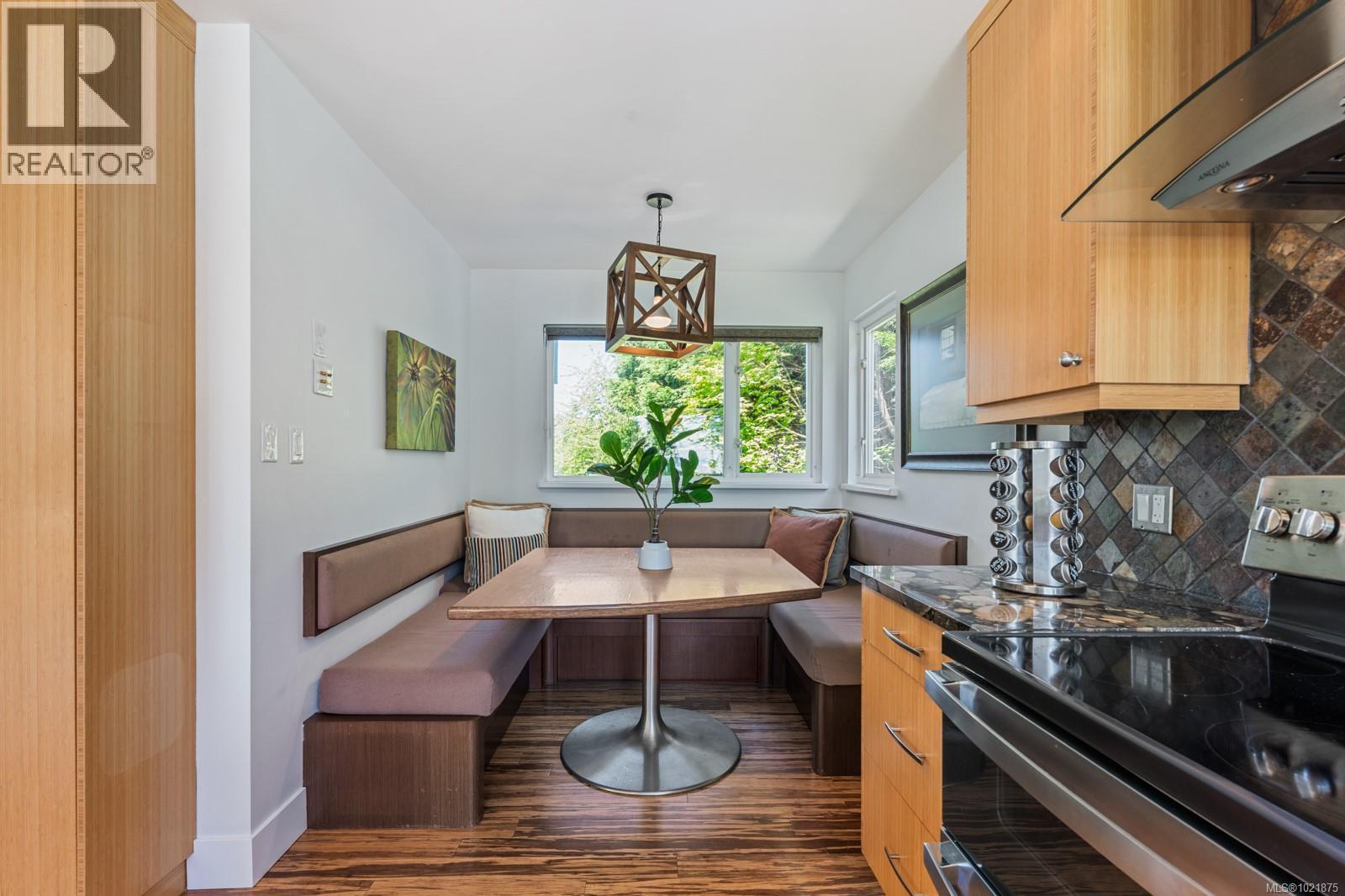 5605 Parker Ave, Saanich, BC - Indoor