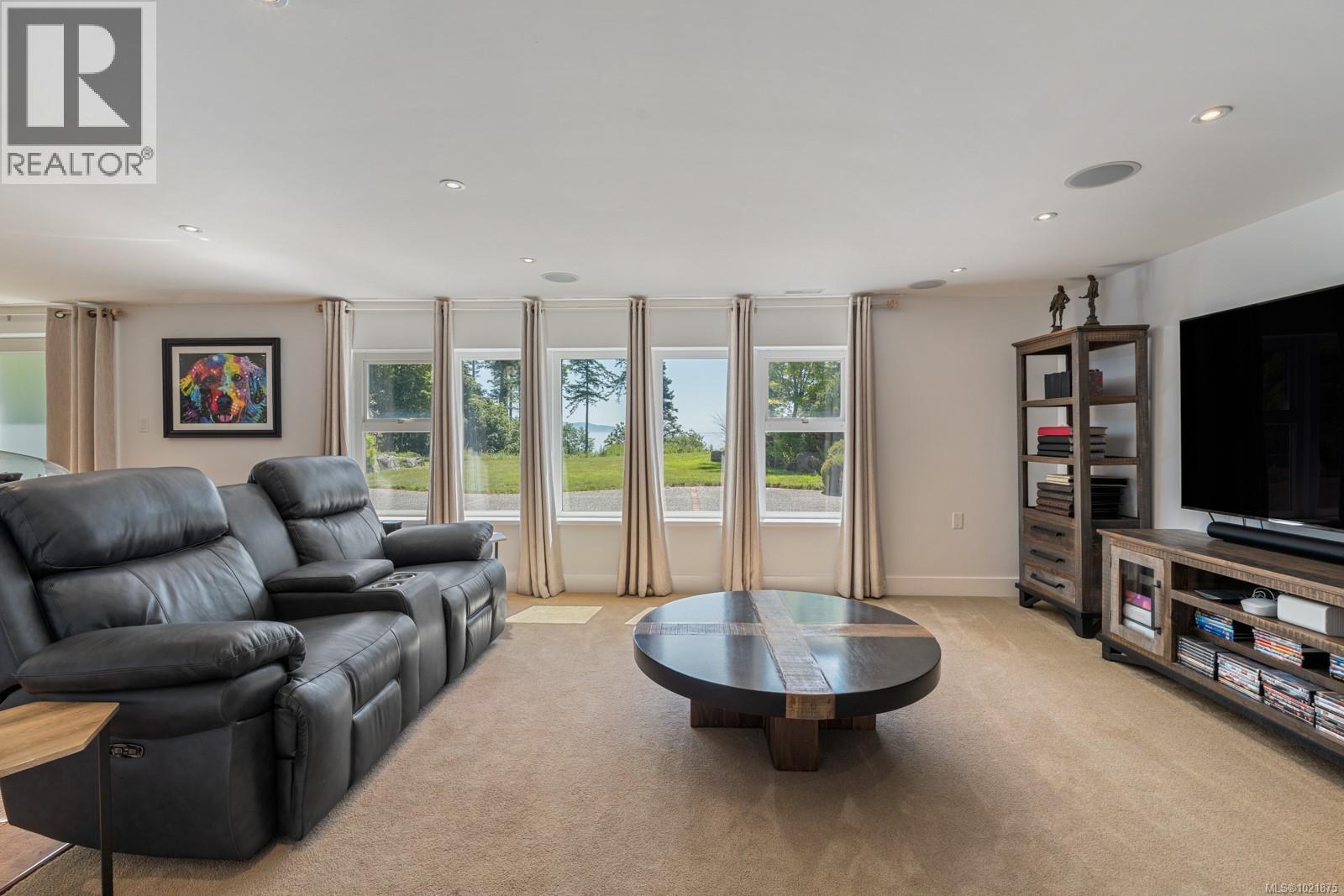5605 Parker Ave, Saanich, BC - Indoor Photo Showing Living Room