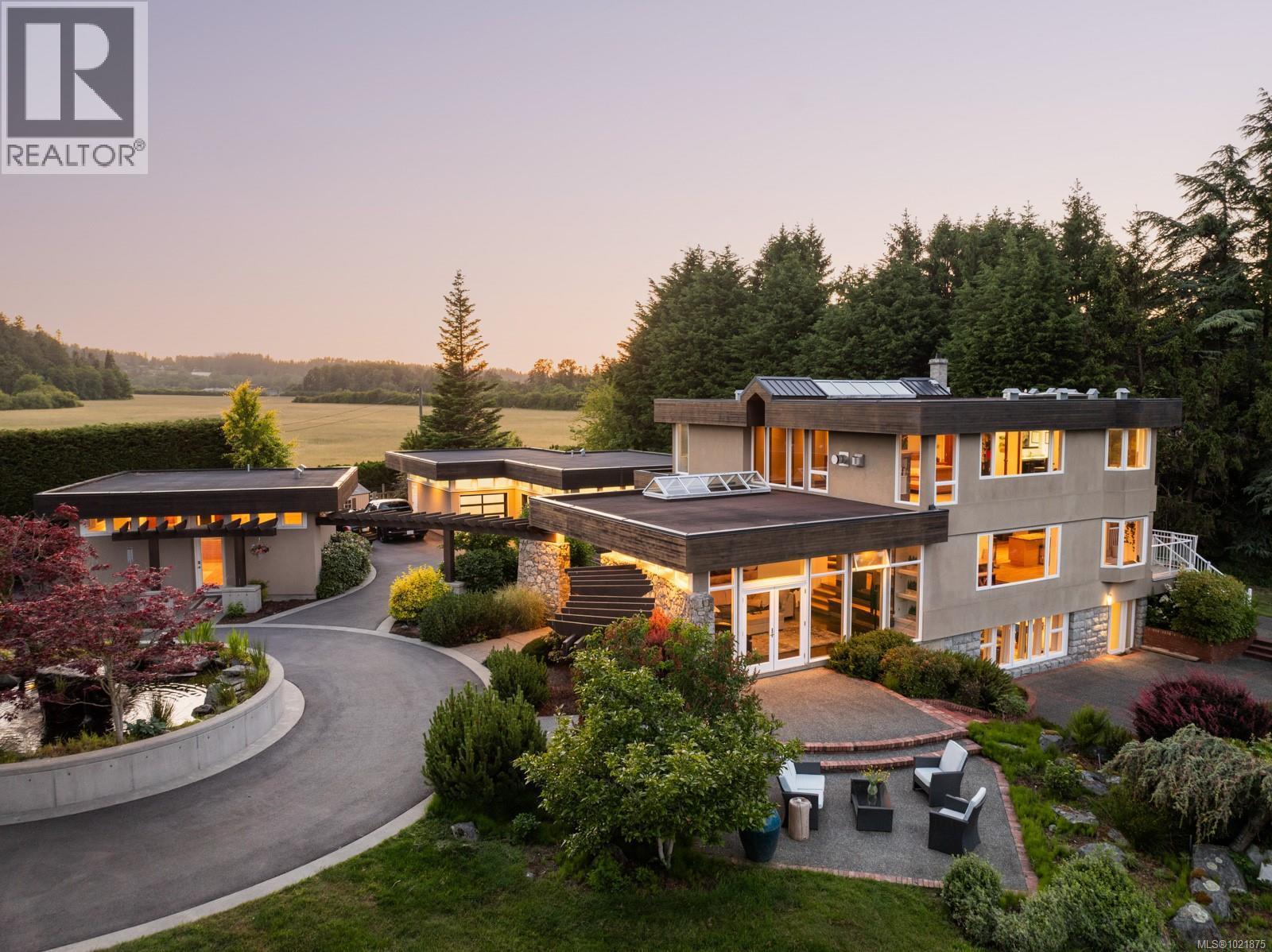 5605 Parker Ave, Saanich, BC - Outdoor With Deck Patio Veranda