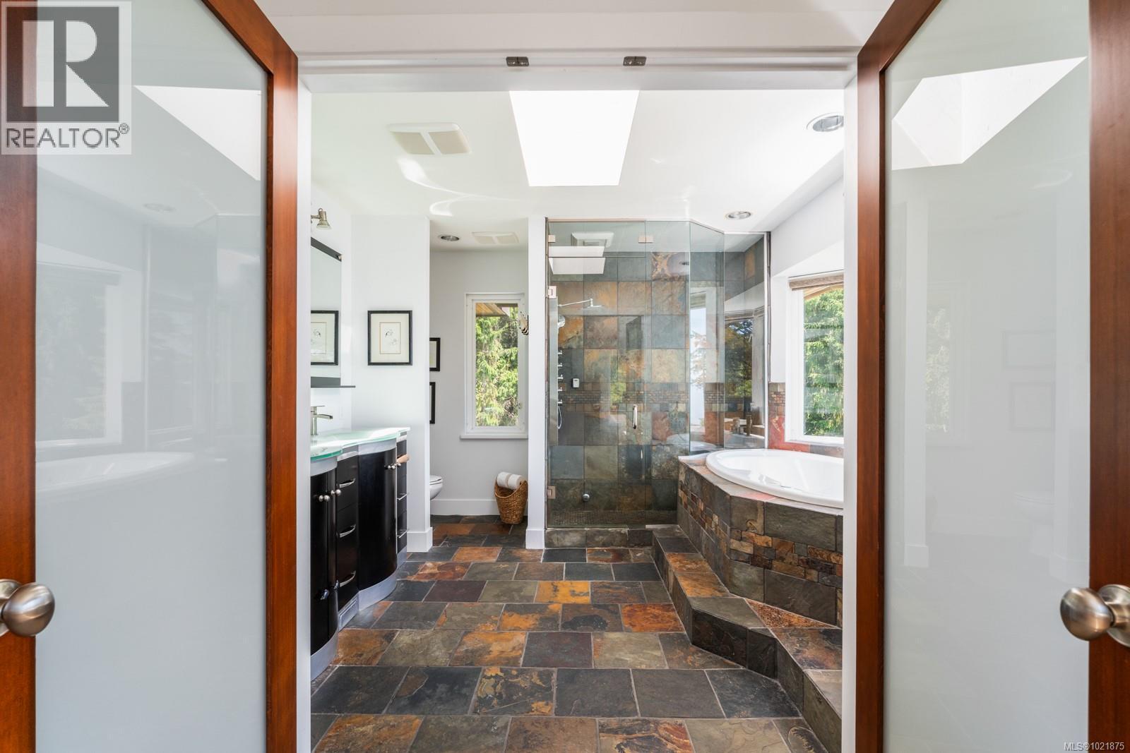 5605 Parker Ave, Saanich, BC - Indoor Photo Showing Bathroom