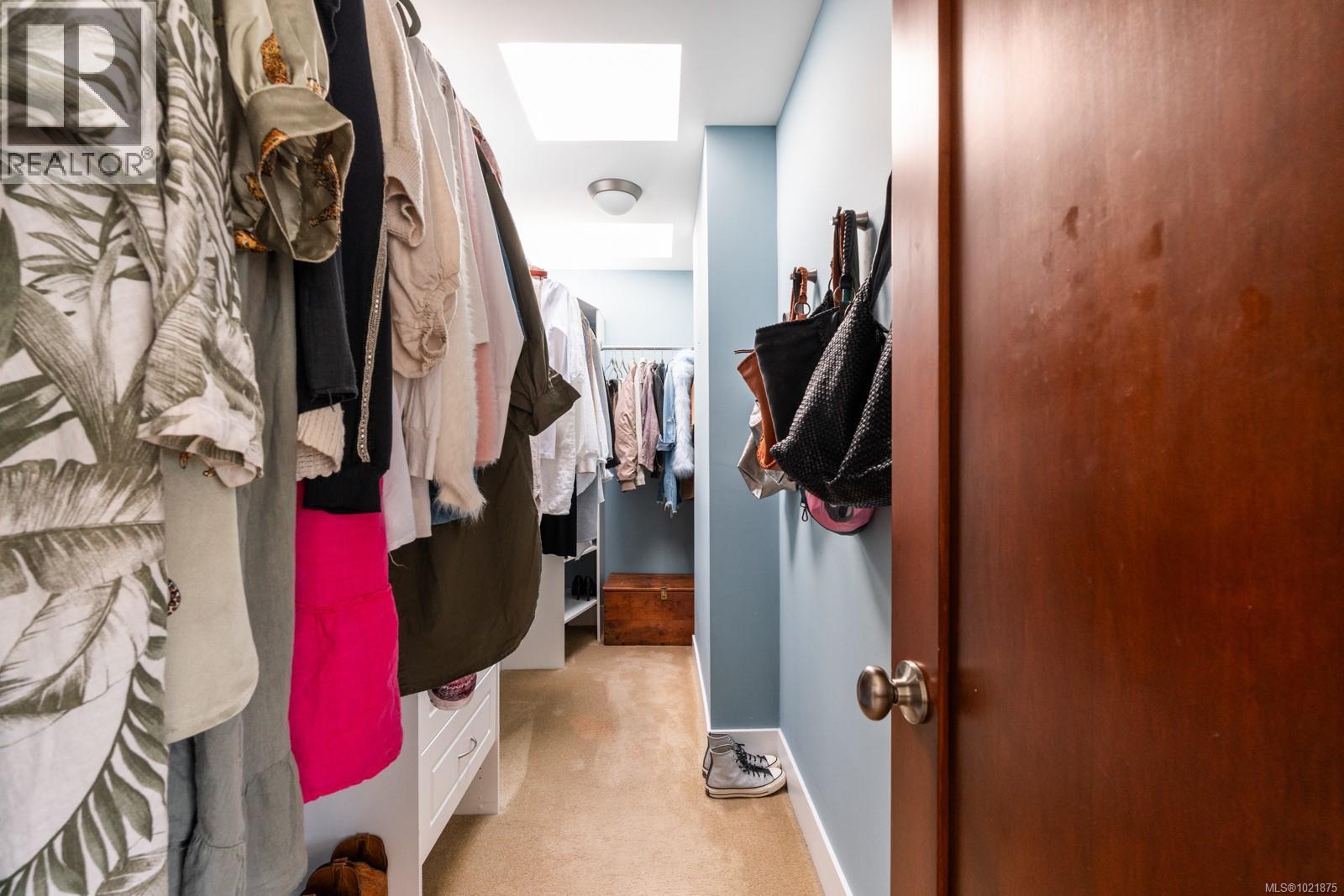 5605 Parker Ave, Saanich, BC - Indoor With Storage