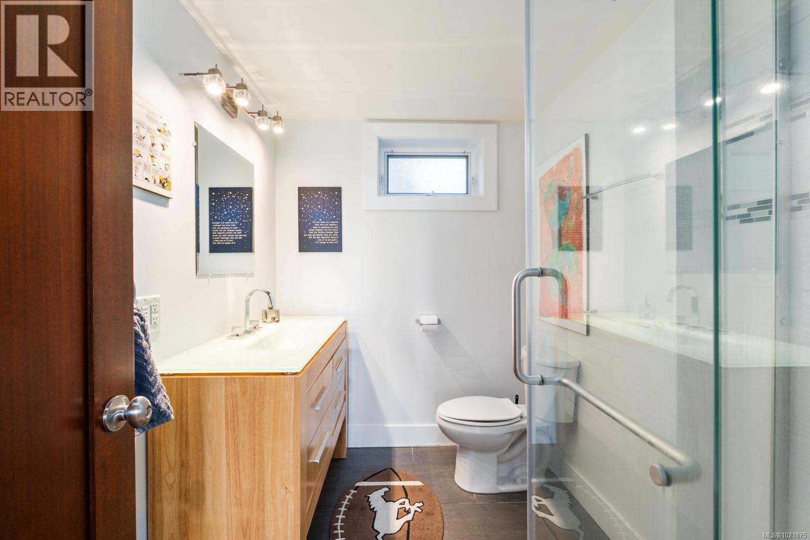 5605 Parker Ave, Saanich, BC - Indoor Photo Showing Bathroom
