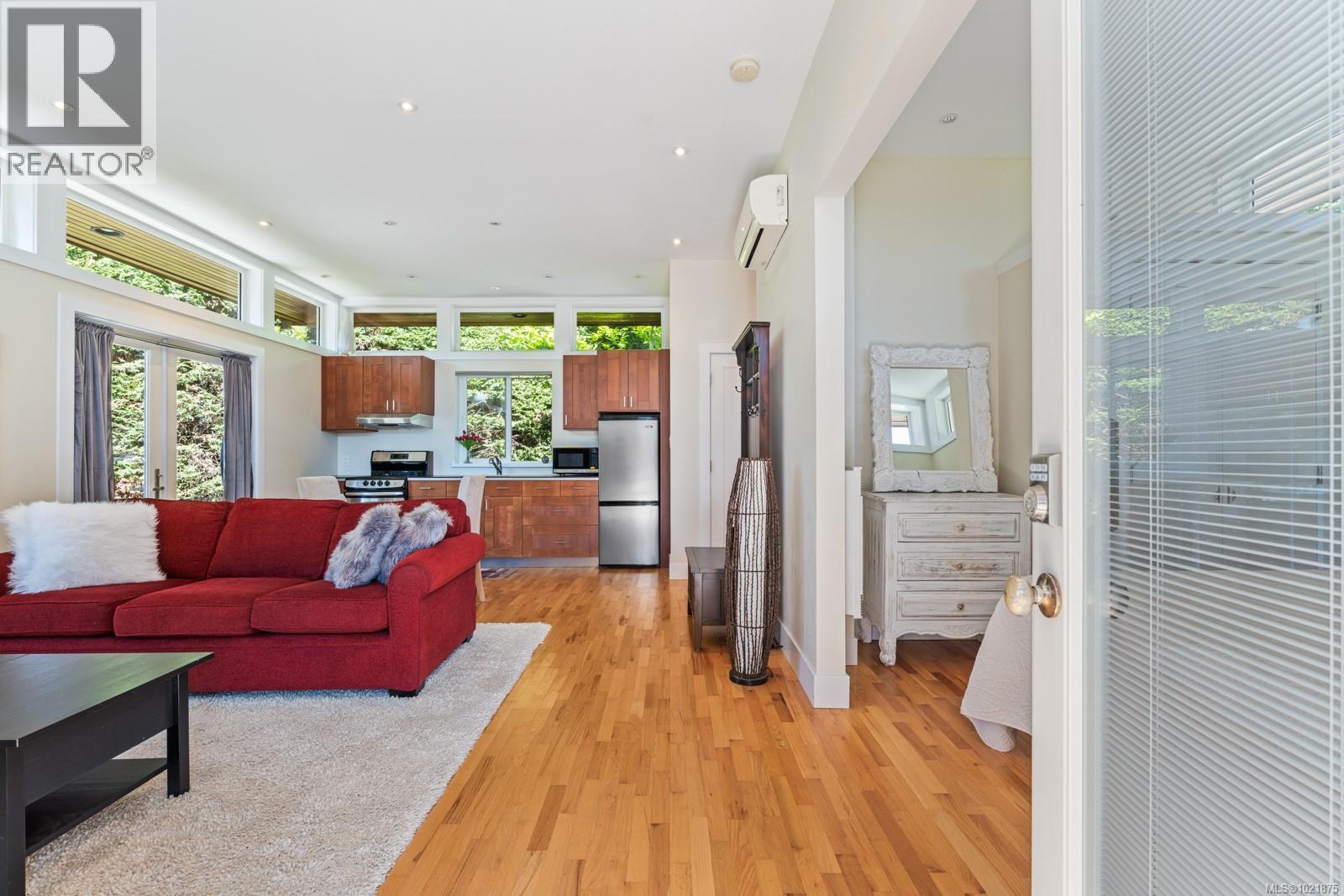5605 Parker Ave, Saanich, BC - Indoor Photo Showing Living Room