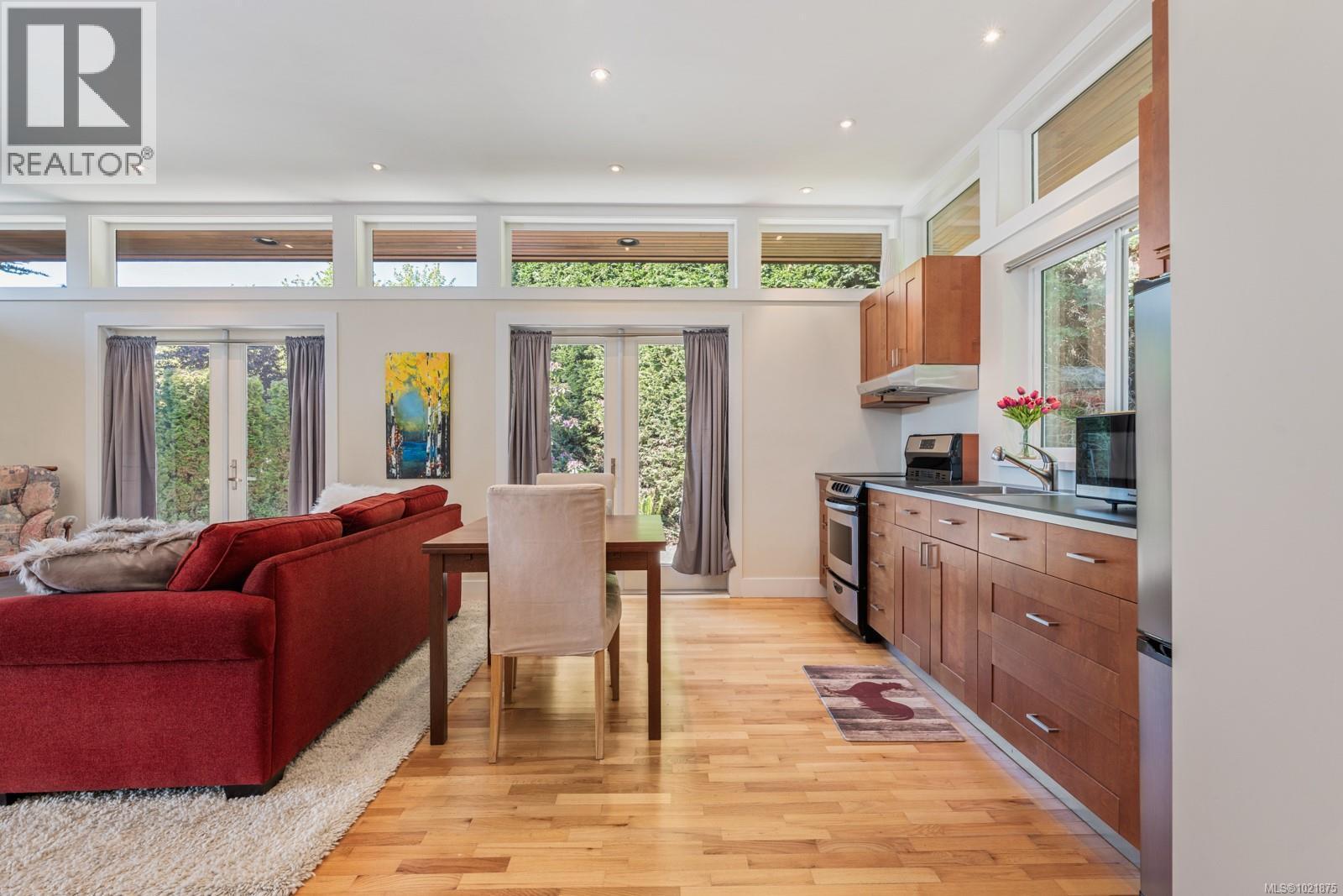 5605 Parker Ave, Saanich, BC - Indoor