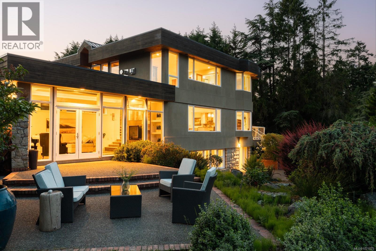 5605 Parker Ave, Saanich, BC - Outdoor With Deck Patio Veranda