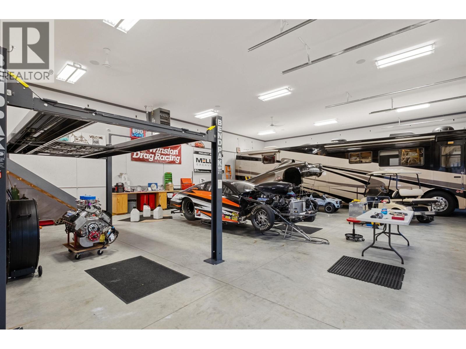 11192 286 Street, Maple Ridge, BC - Indoor Photo Showing Garage