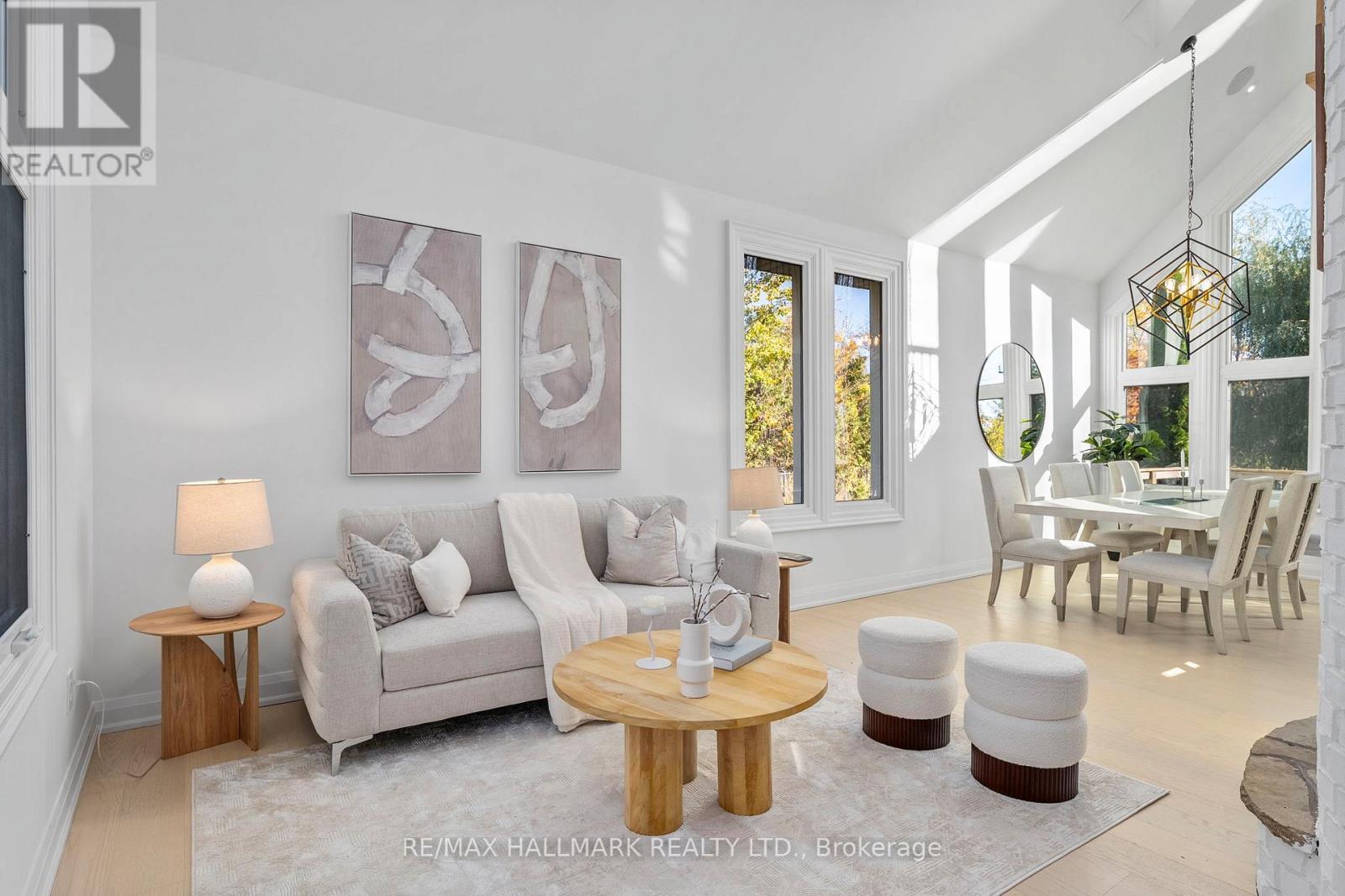 3716 Maple Grove Road, Innisfil, ON - Indoor Photo Showing Living Room