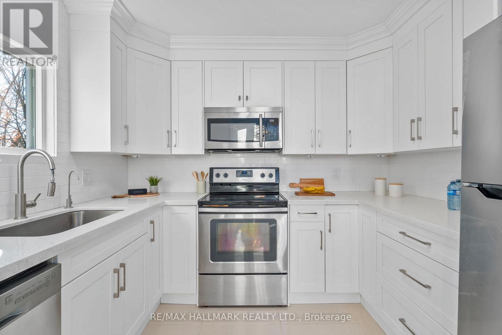 3716 Maple Grove Road, Innisfil, ON - Indoor Photo Showing Kitchen With Upgraded Kitchen