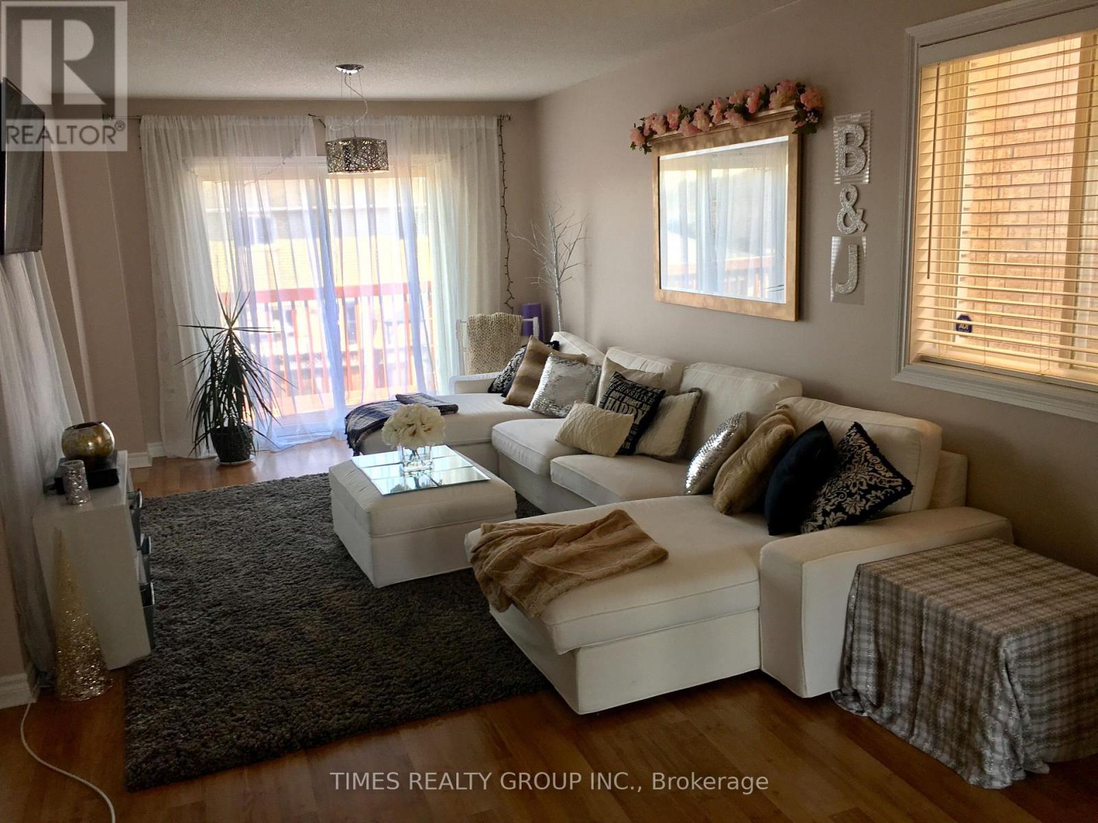 30 Claire Drive, Barrie, ON - Indoor Photo Showing Living Room