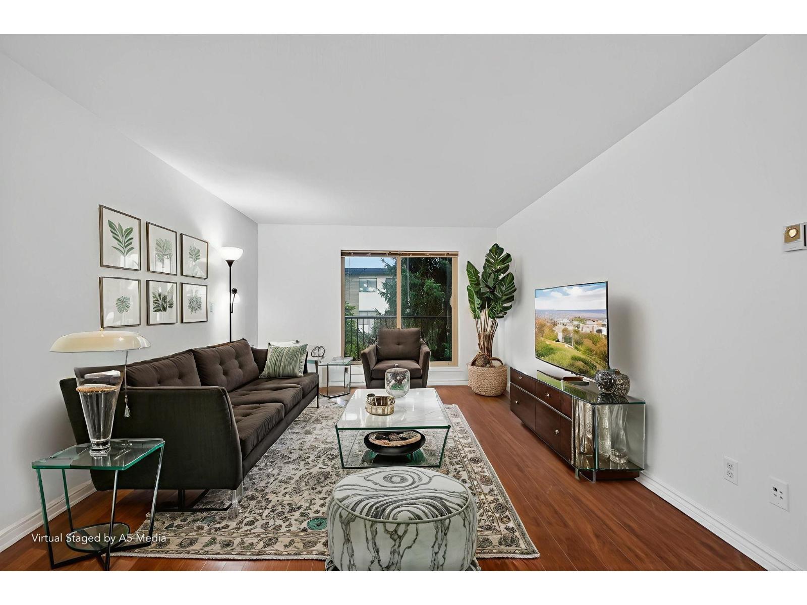 107 10438 148 Street, Surrey, BC - Indoor Photo Showing Living Room
