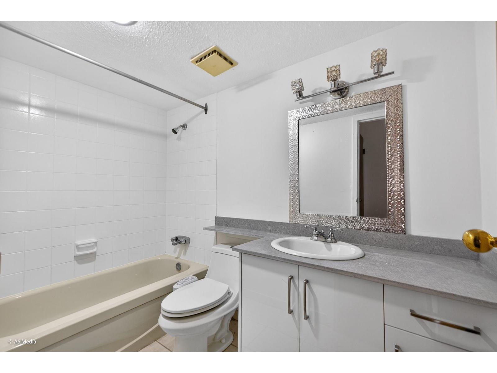 107 10438 148 Street, Surrey, BC - Indoor Photo Showing Bathroom