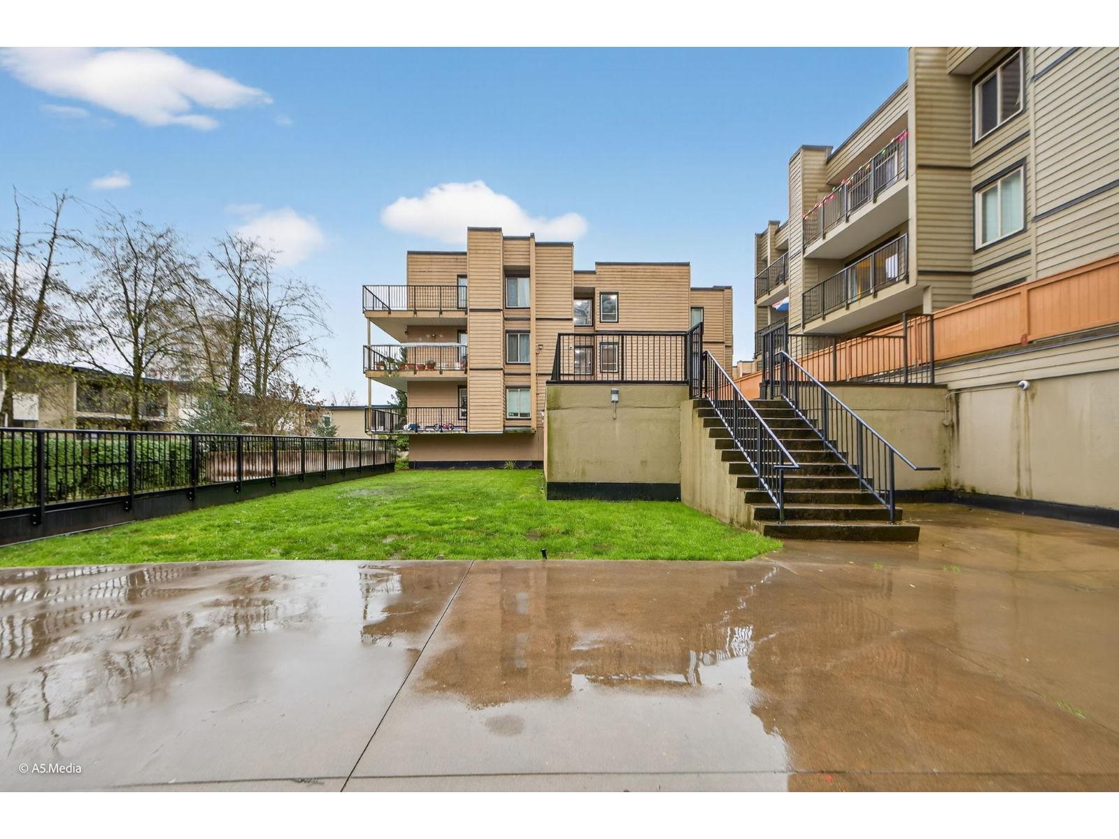 107 10438 148 Street, Surrey, BC - Outdoor