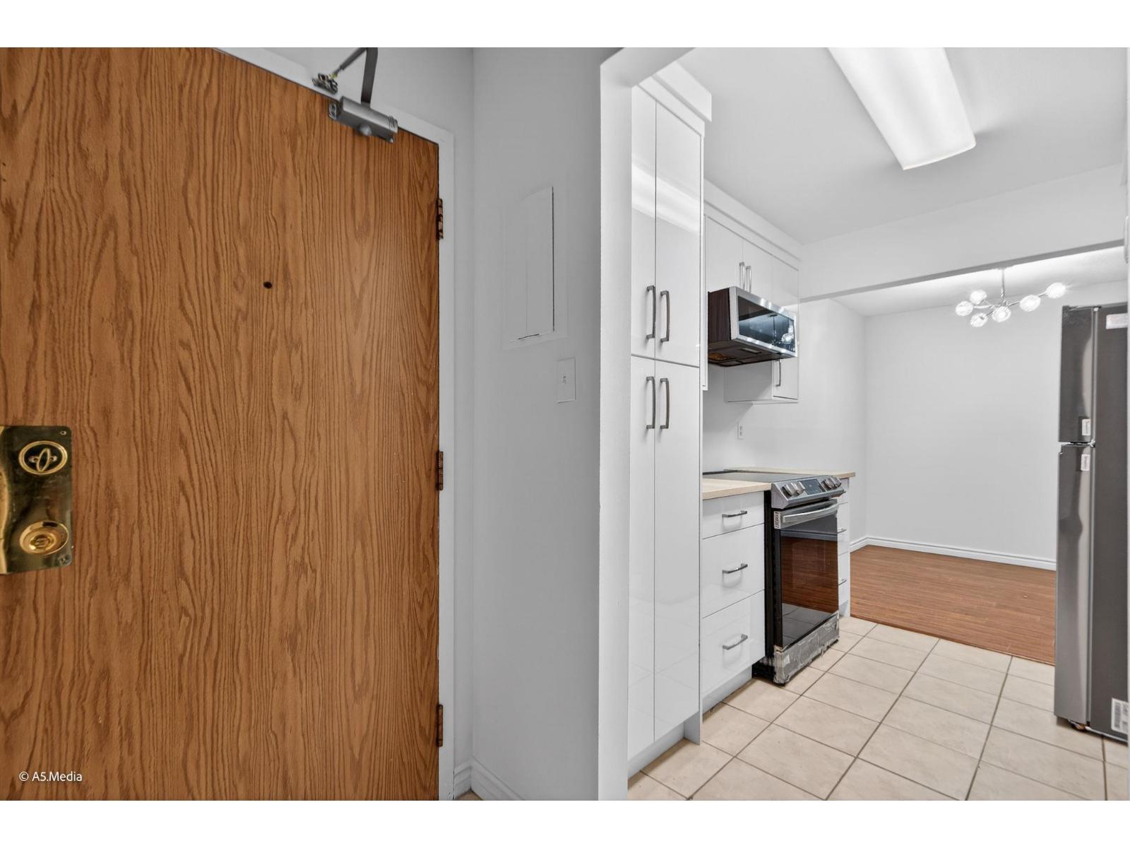 107 10438 148 Street, Surrey, BC - Indoor Photo Showing Kitchen