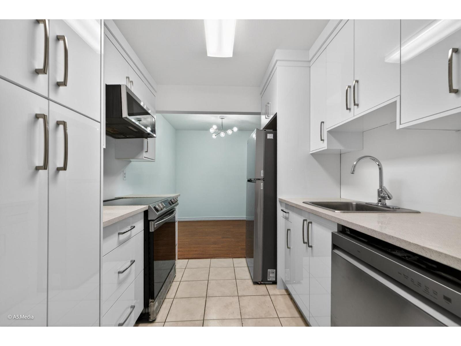 107 10438 148 Street, Surrey, BC - Indoor Photo Showing Kitchen