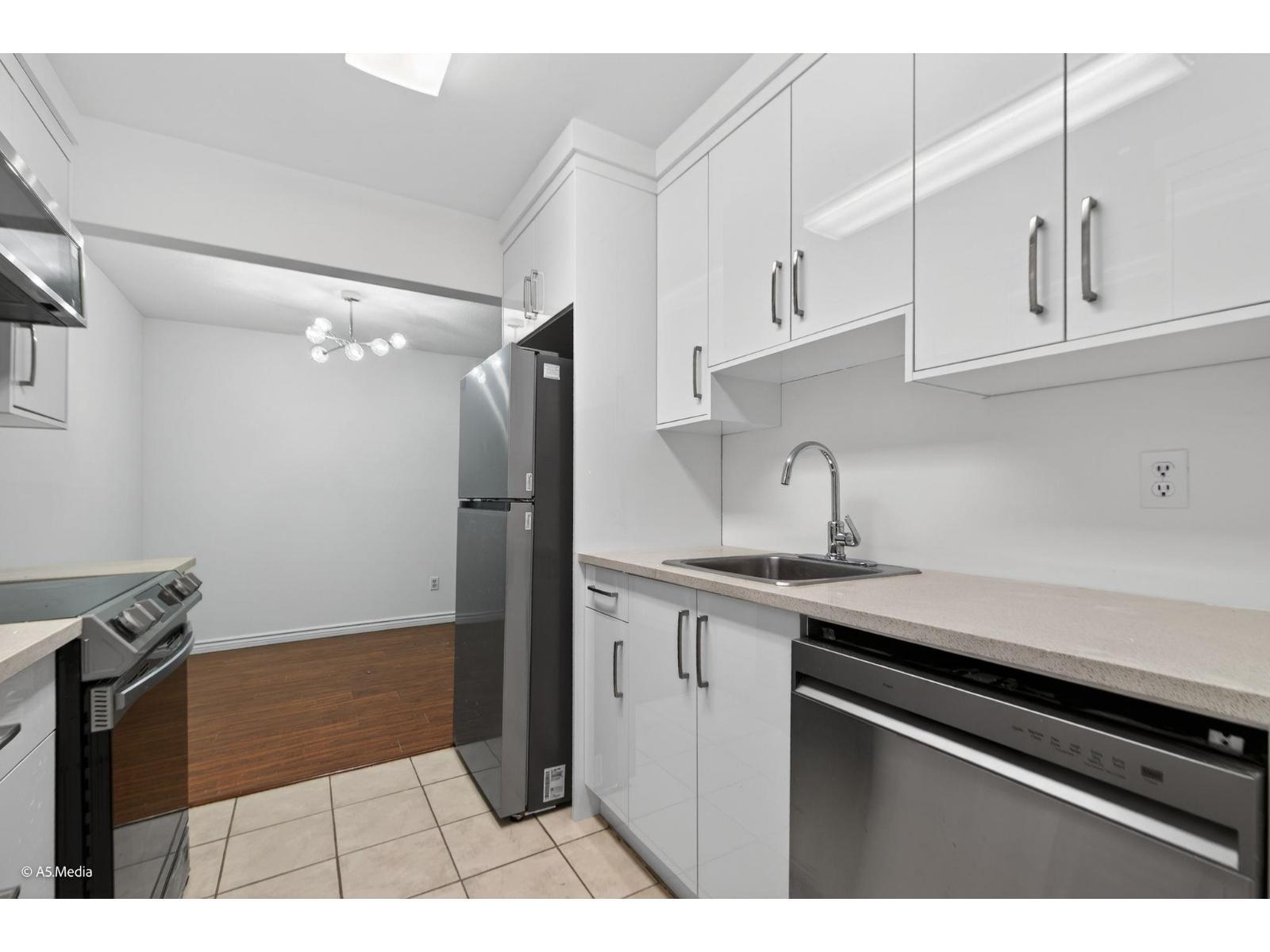 107 10438 148 Street, Surrey, BC - Indoor Photo Showing Kitchen