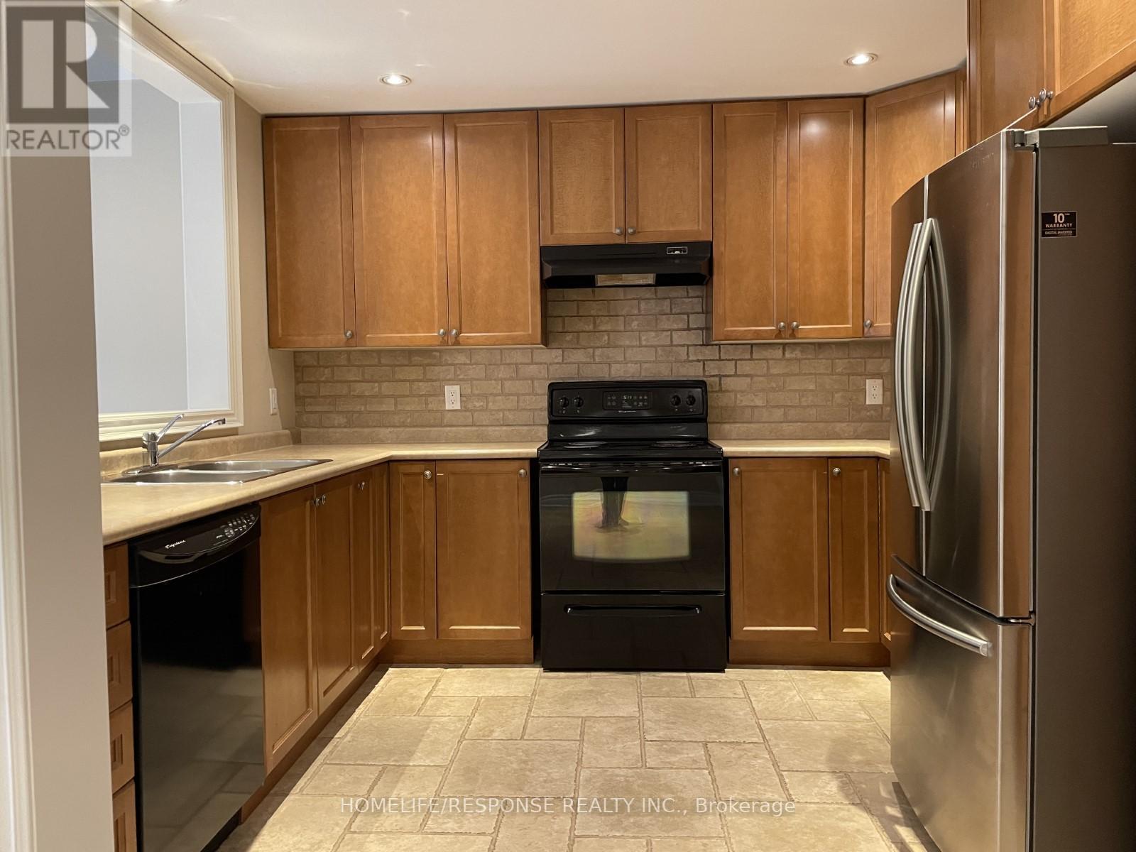 4 - 2282 Orchard Road, Burlington, ON - Indoor Photo Showing Kitchen With Double Sink