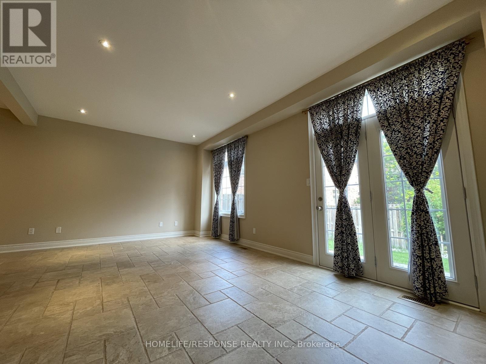 4 - 2282 Orchard Road, Burlington, ON - Indoor Photo Showing Other Room