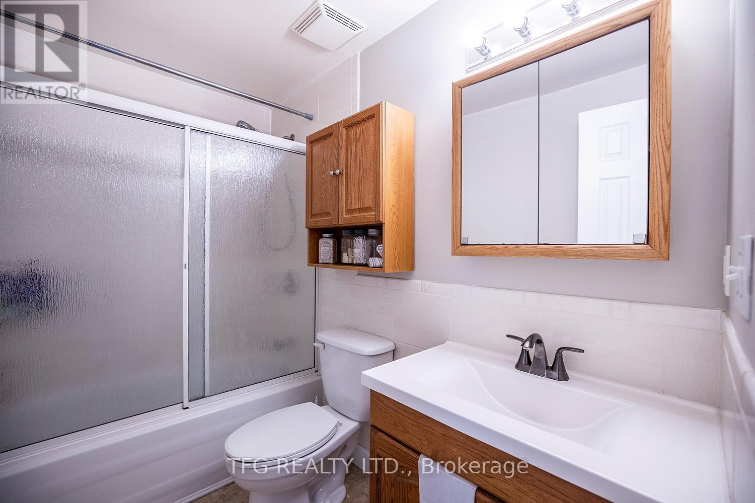 844 Grandview Drive E, Oshawa (Donevan), ON - Indoor Photo Showing Bathroom