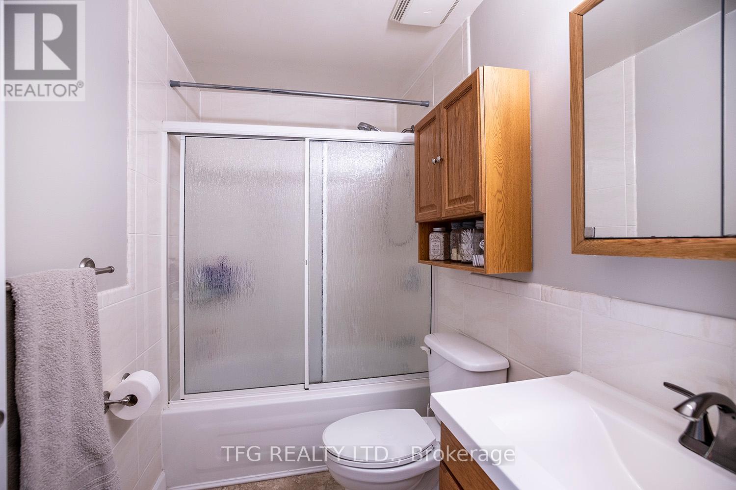 844 Grandview Drive E, Oshawa (Donevan), ON - Indoor Photo Showing Bathroom