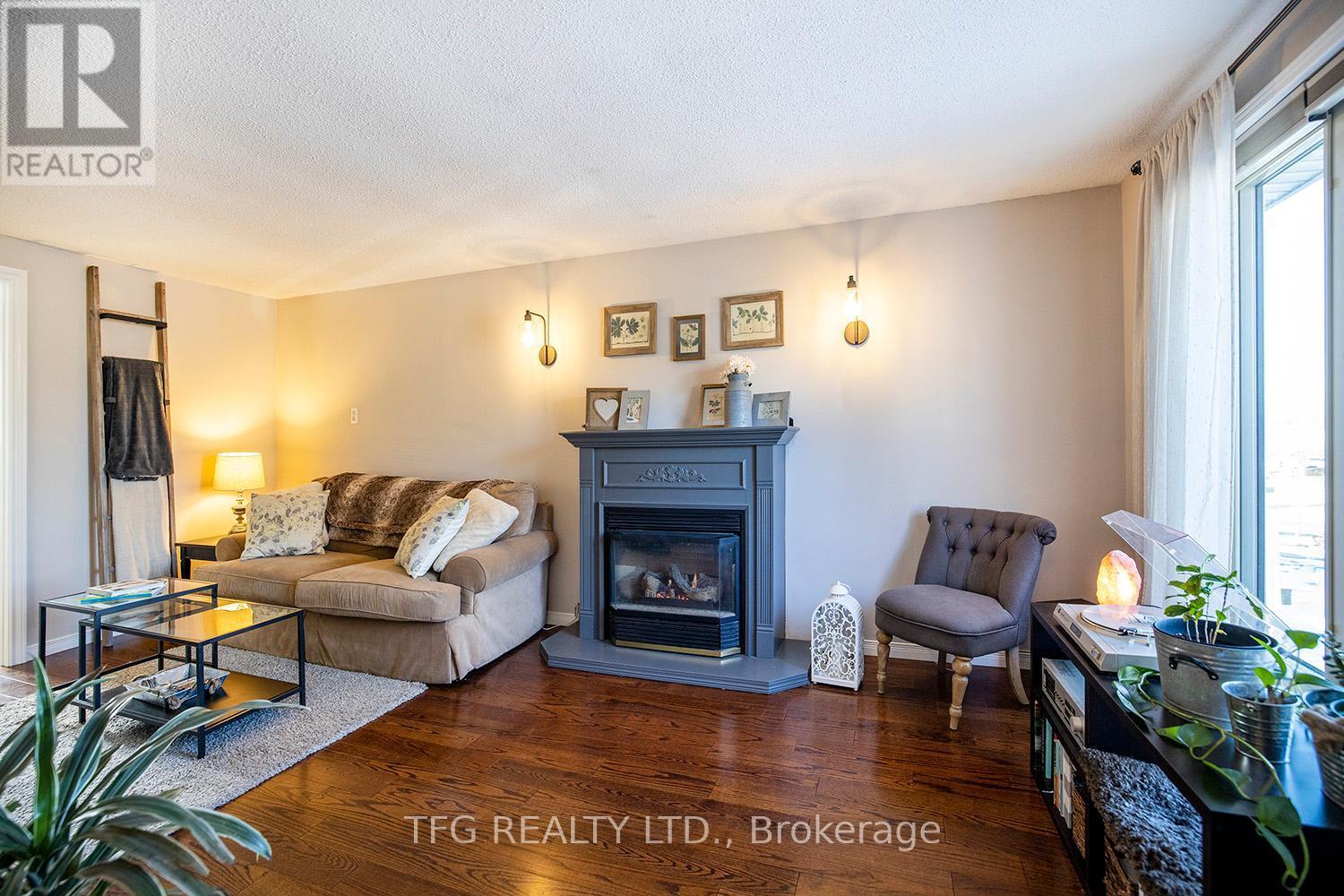 844 Grandview Drive E, Oshawa (Donevan), ON - Indoor Photo Showing Living Room With Fireplace