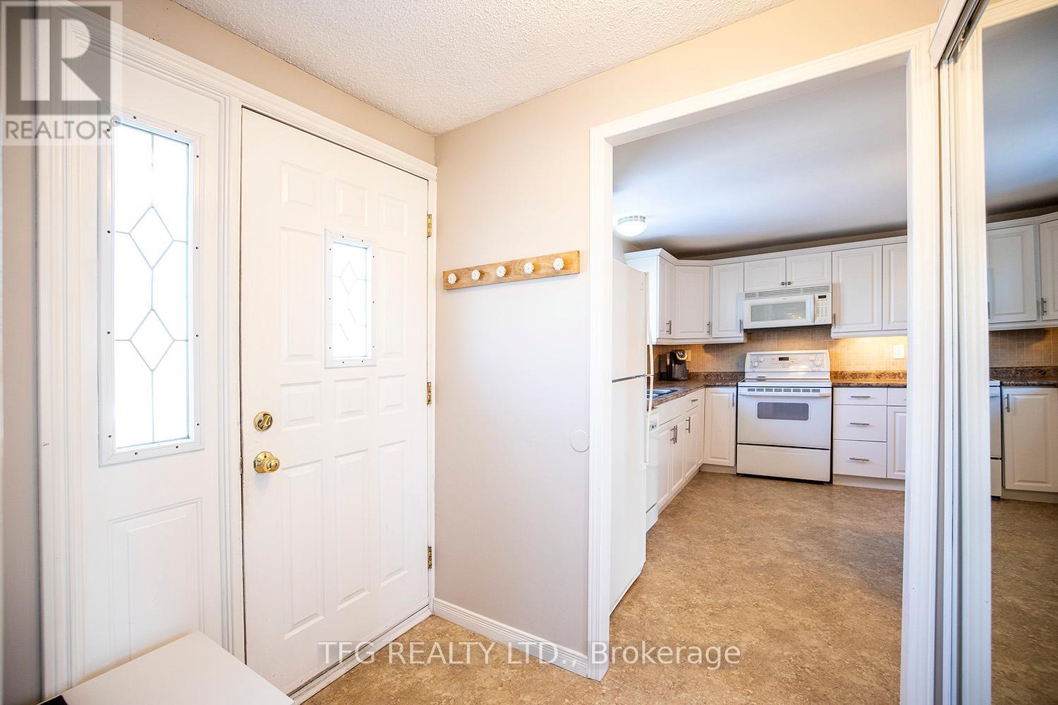 844 Grandview Drive E, Oshawa (Donevan), ON - Indoor