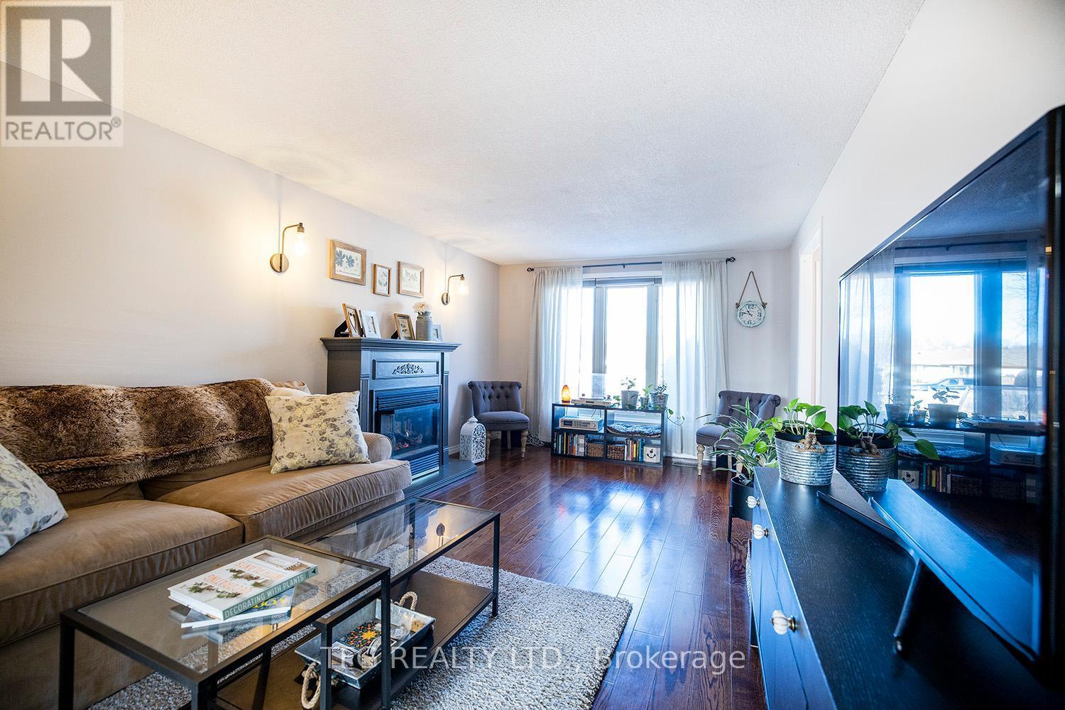 844 Grandview Drive E, Oshawa (Donevan), ON - Indoor Photo Showing Living Room