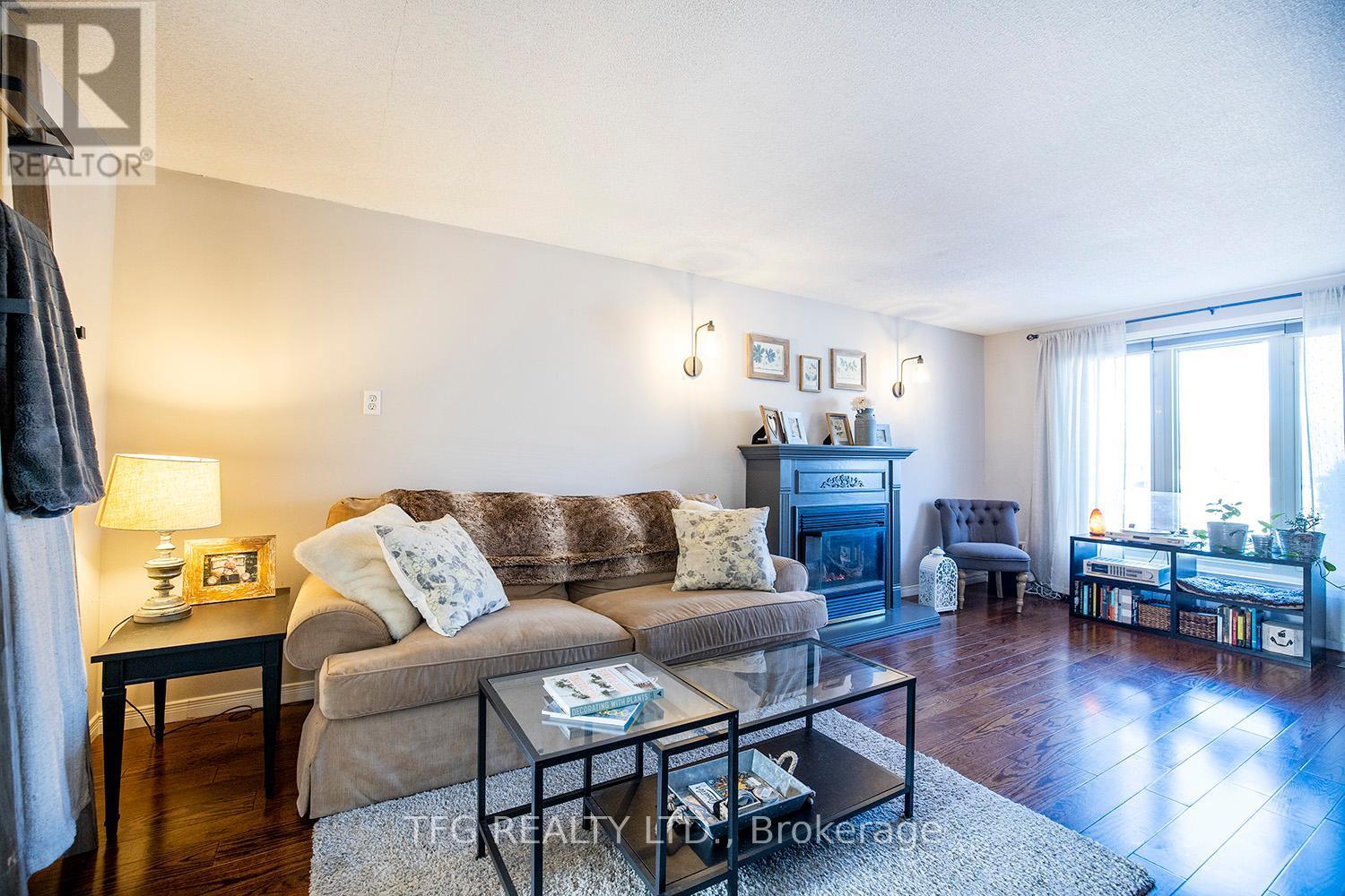 844 Grandview Drive E, Oshawa (Donevan), ON - Indoor Photo Showing Living Room With Fireplace