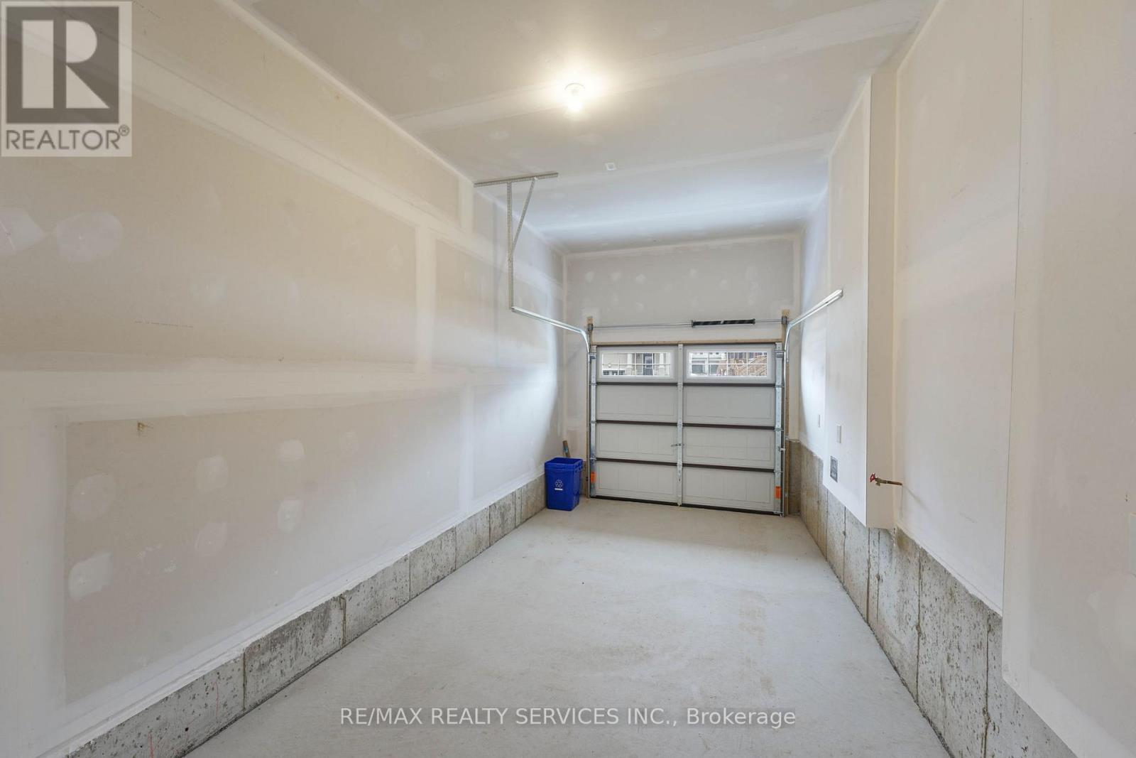 40 Lonsdale Road, Haldimand, ON - Indoor Photo Showing Garage