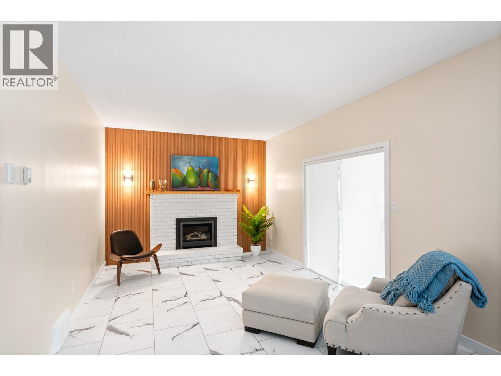 2651 Evergreen Drive, Penticton, BC - Indoor Photo Showing Living Room With Fireplace