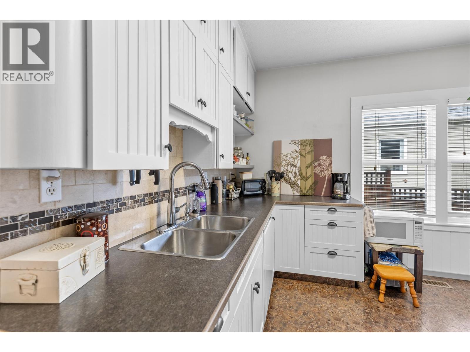 2935 Rosedale Avenue, Armstrong, BC - Indoor Photo Showing Kitchen With Double Sink