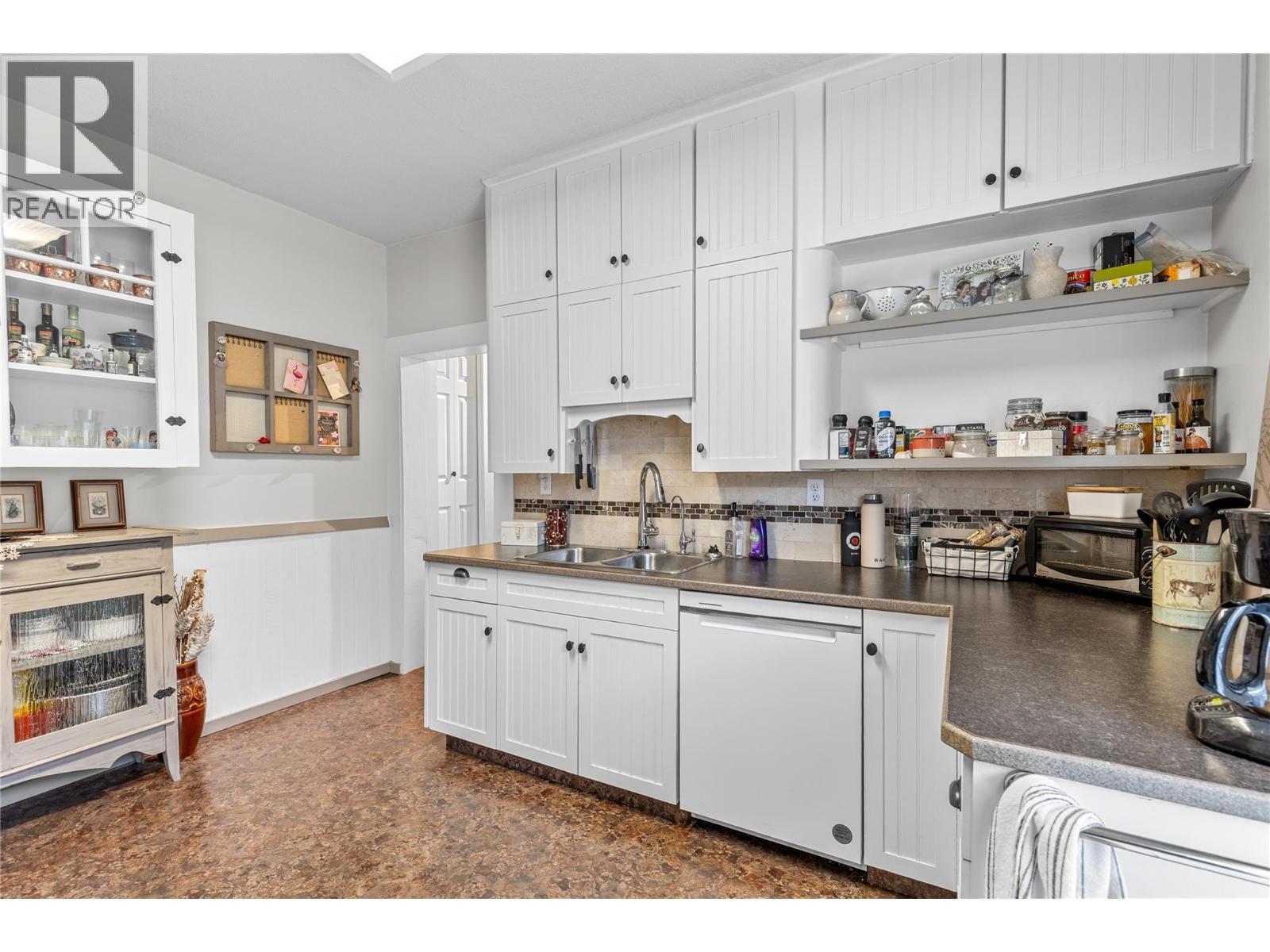 2935 Rosedale Avenue, Armstrong, BC - Indoor Photo Showing Kitchen With Double Sink
