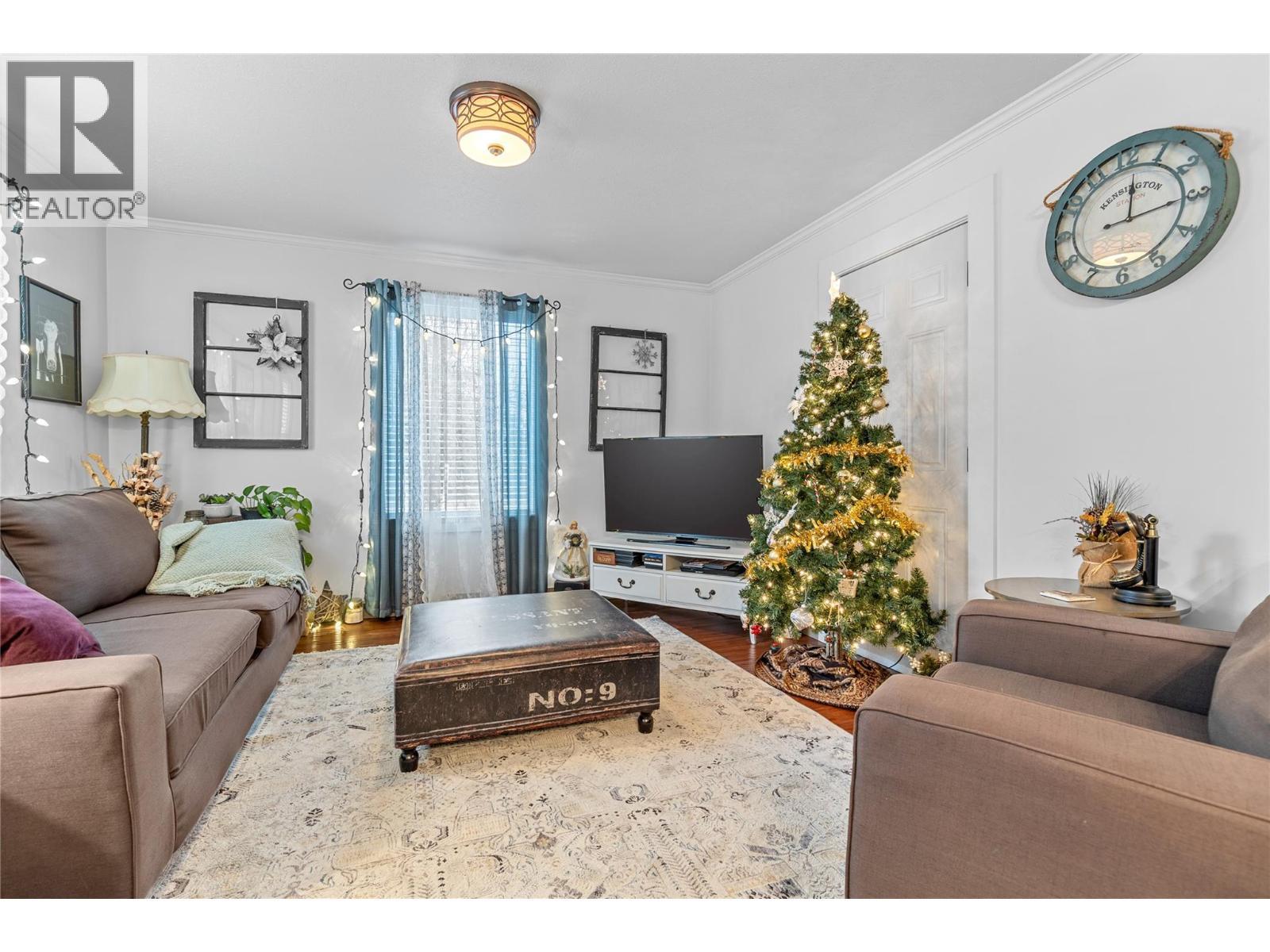 2935 Rosedale Avenue, Armstrong, BC - Indoor Photo Showing Living Room