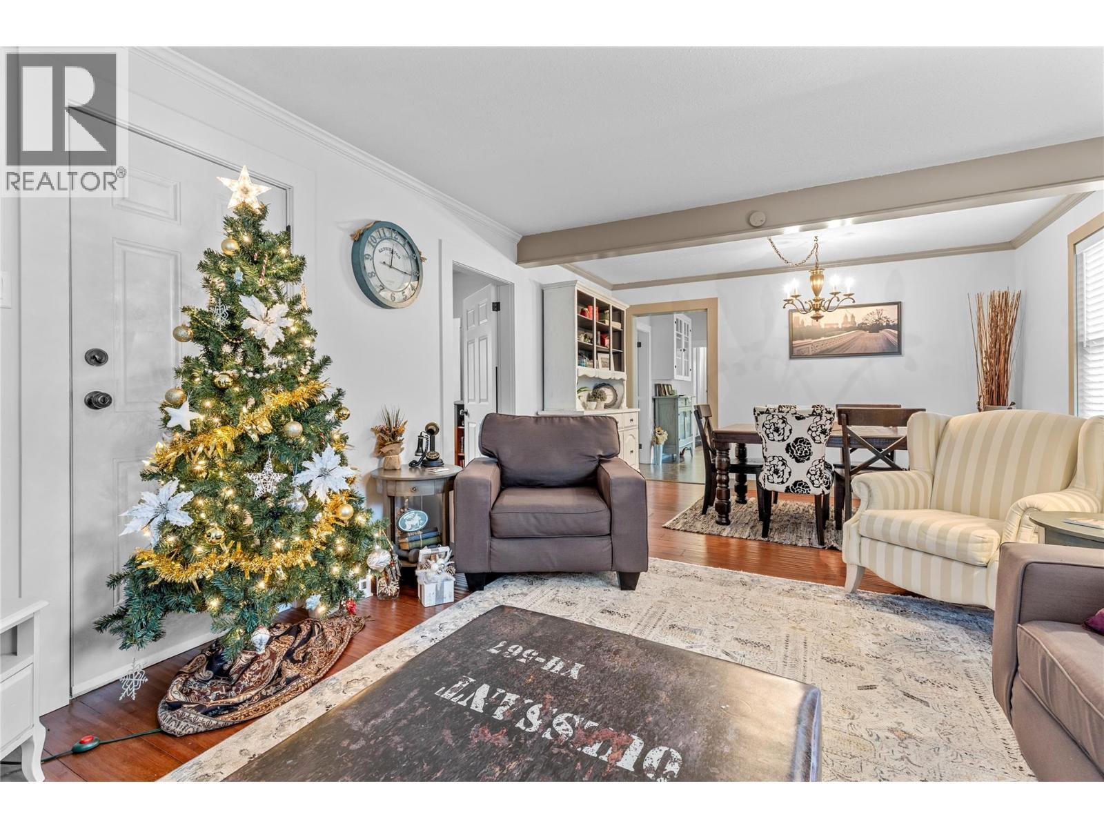 2935 Rosedale Avenue, Armstrong, BC - Indoor Photo Showing Living Room