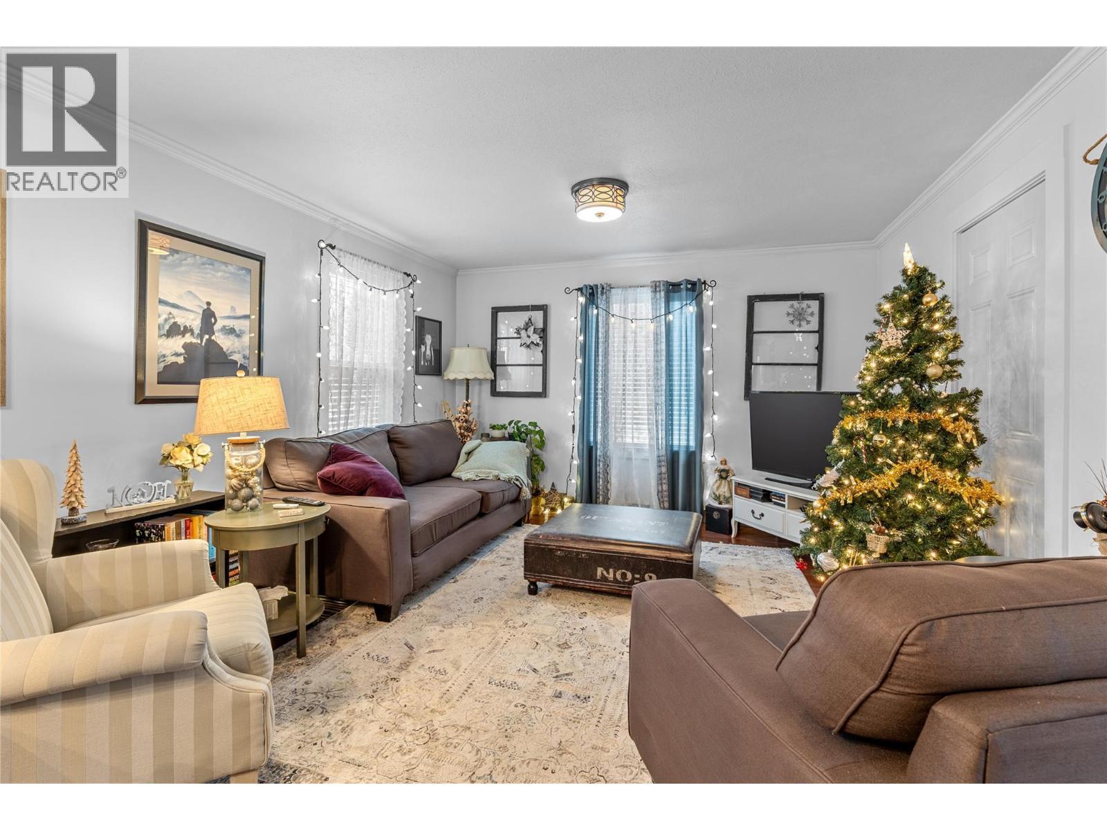 2935 Rosedale Avenue, Armstrong, BC - Indoor Photo Showing Living Room