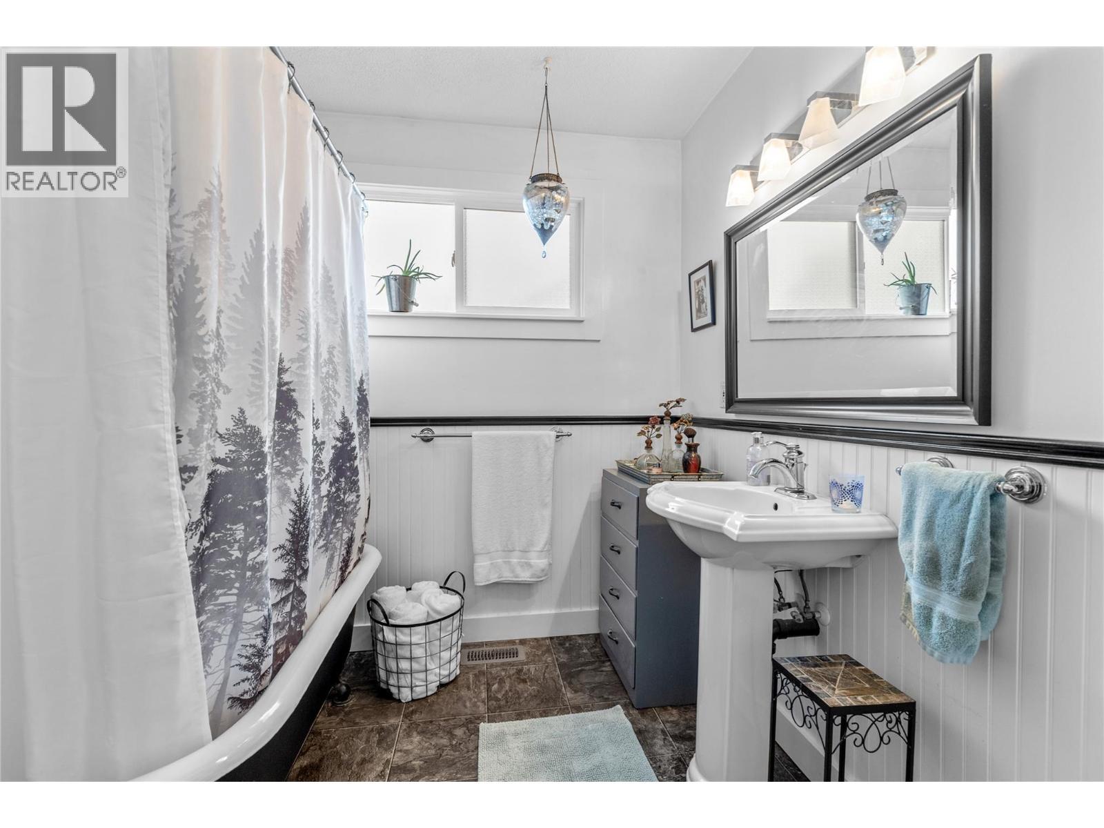 2935 Rosedale Avenue, Armstrong, BC - Indoor Photo Showing Bathroom