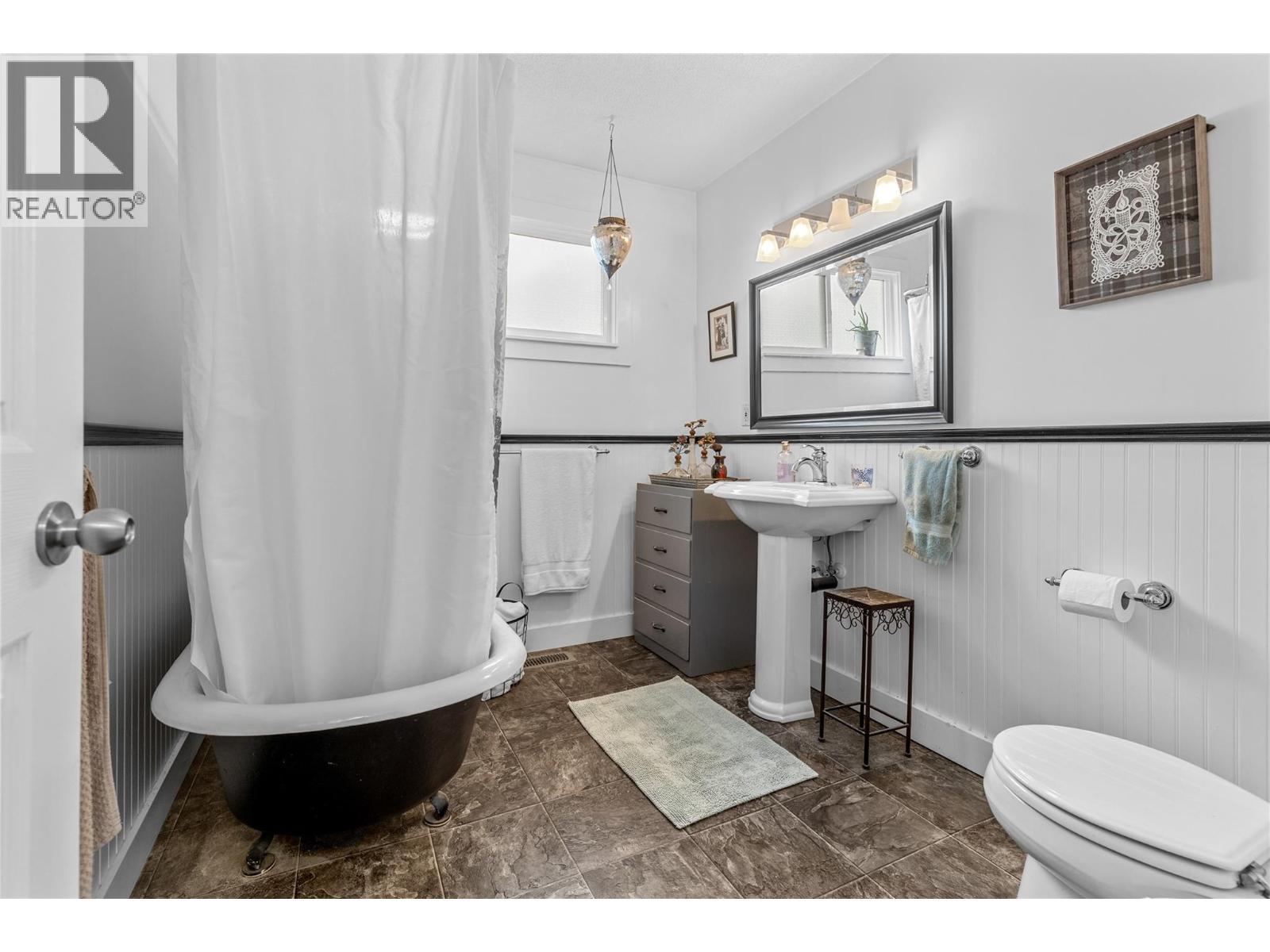2935 Rosedale Avenue, Armstrong, BC - Indoor Photo Showing Bathroom