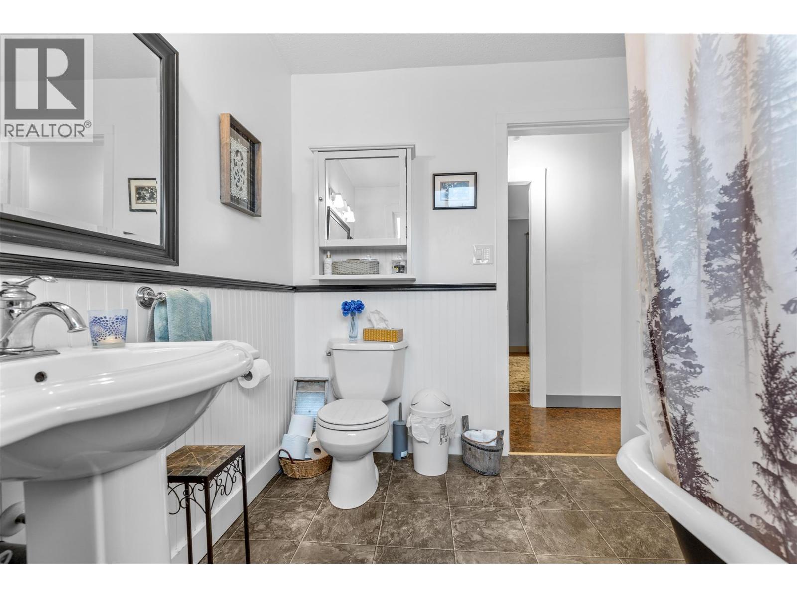 2935 Rosedale Avenue, Armstrong, BC - Indoor Photo Showing Bathroom