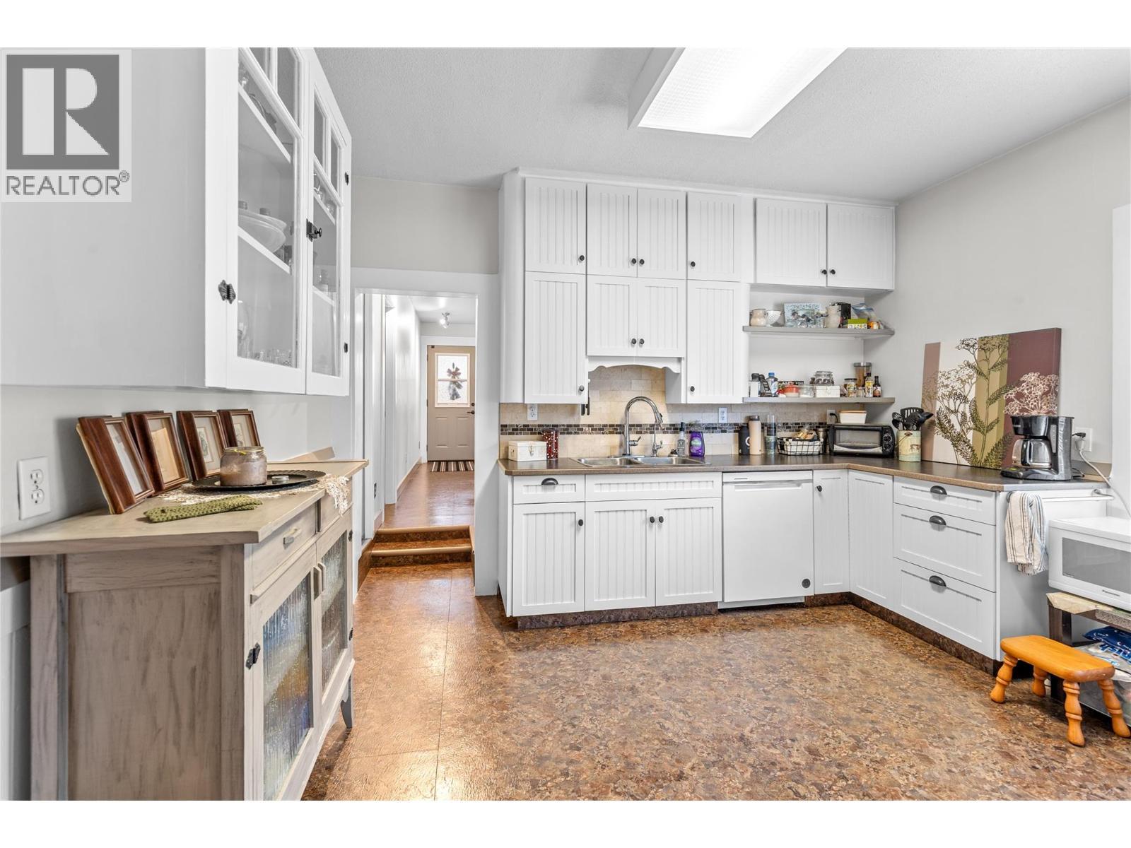 2935 Rosedale Avenue, Armstrong, BC - Indoor Photo Showing Kitchen