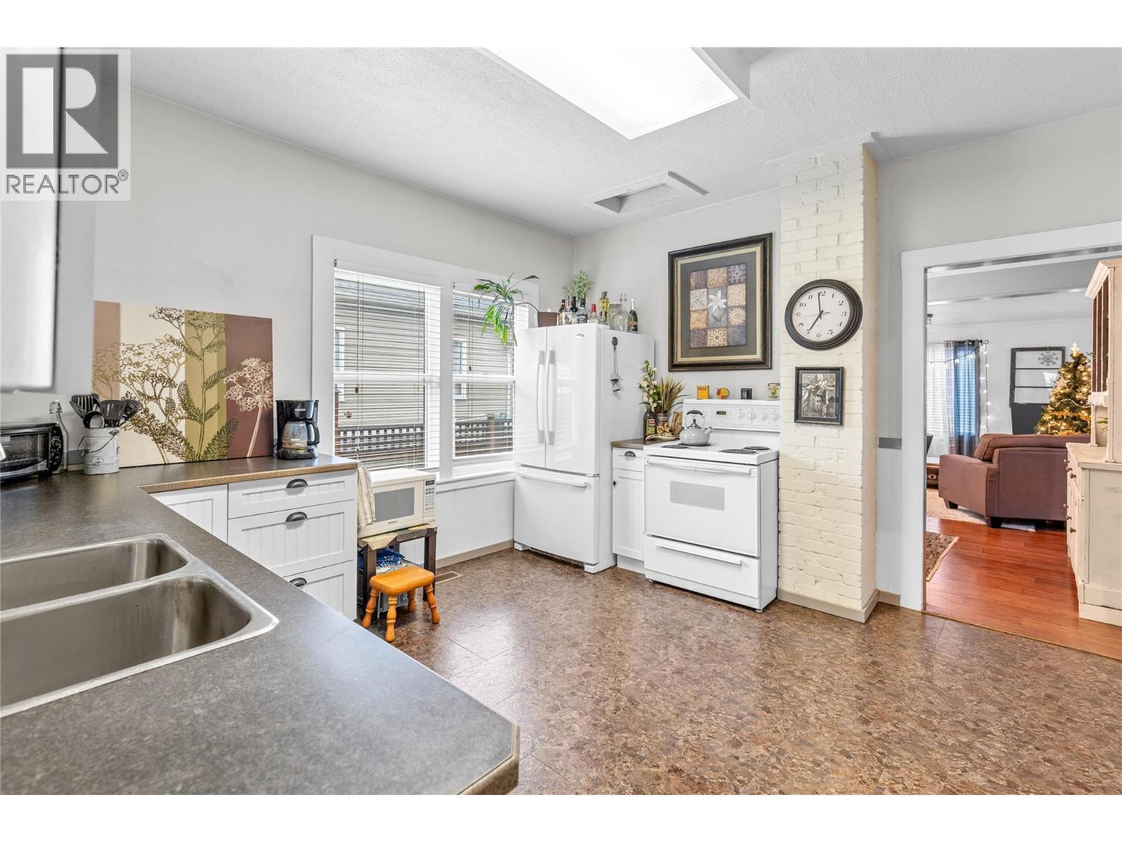 2935 Rosedale Avenue, Armstrong, BC - Indoor Photo Showing Kitchen With Double Sink