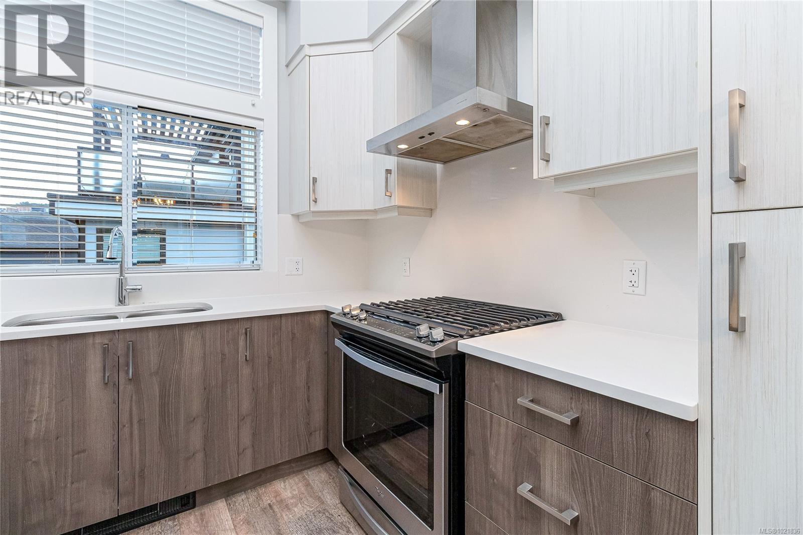 113 1201 Nova Crt, Langford, BC - Indoor Photo Showing Kitchen With Double Sink With Upgraded Kitchen