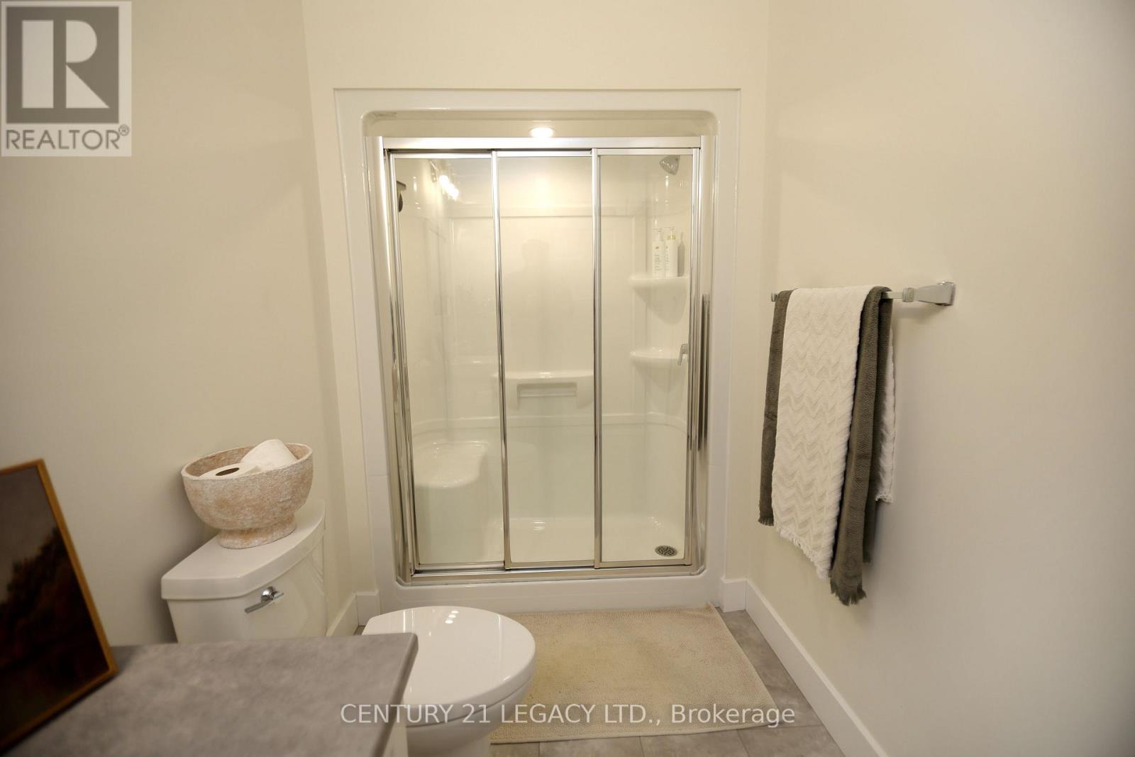 675 Winchester Avenue S, North Perth, ON - Indoor Photo Showing Bathroom