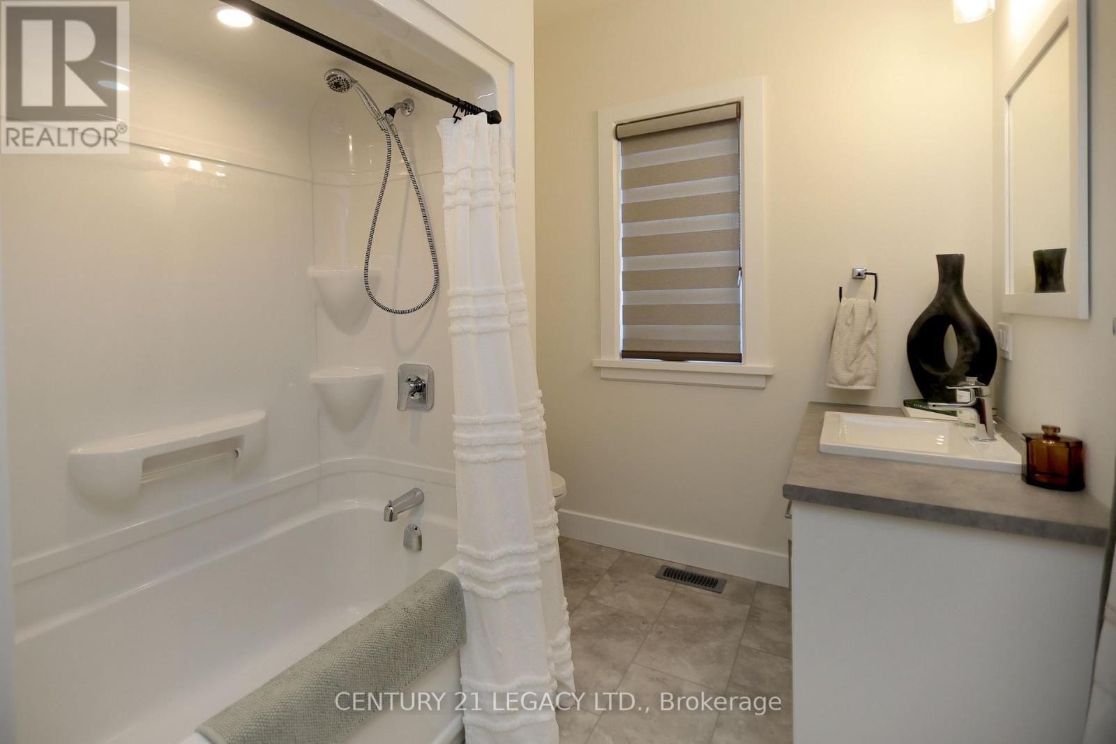 675 Winchester Avenue S, North Perth, ON - Indoor Photo Showing Bathroom