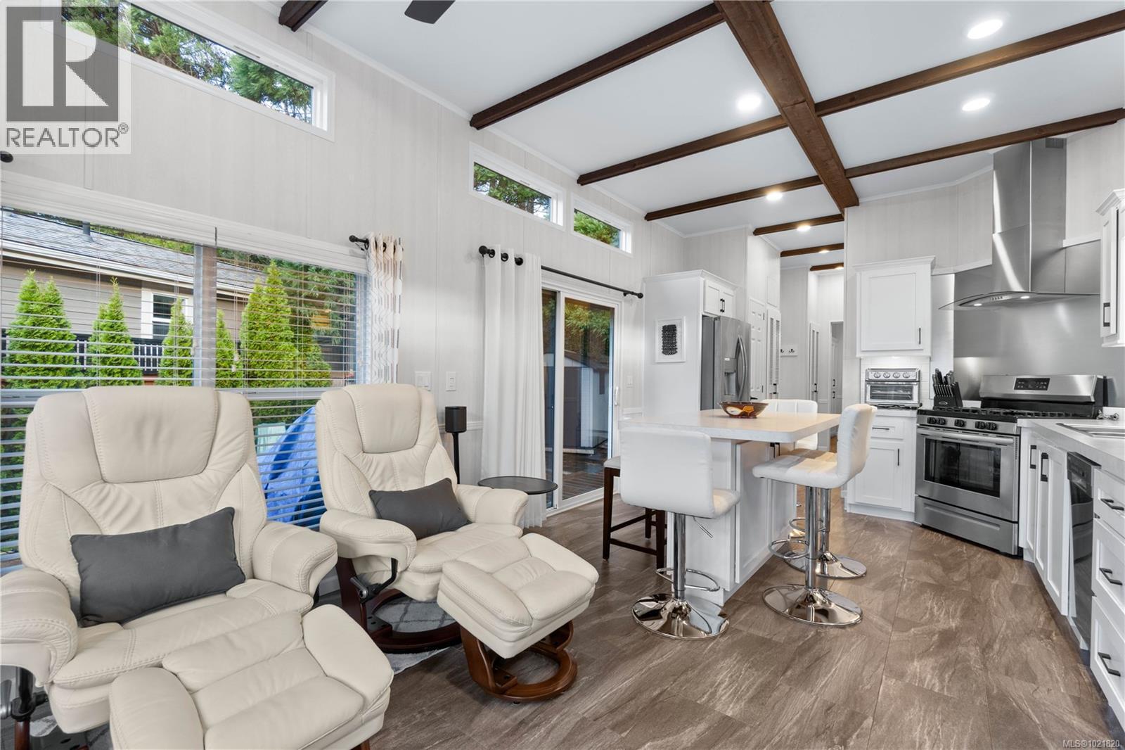 Beamed ceiling - 3126 Elsie Lake Cir, Nanaimo, BC