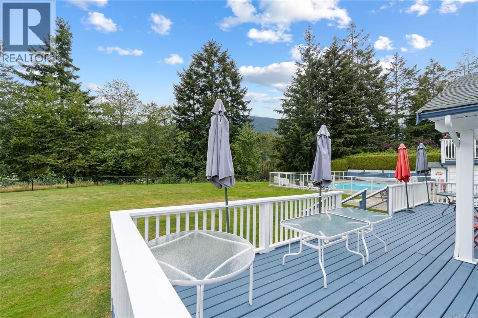 Clubhouse outdoor dining area - 3126 Elsie Lake Cir, Nanaimo, BC