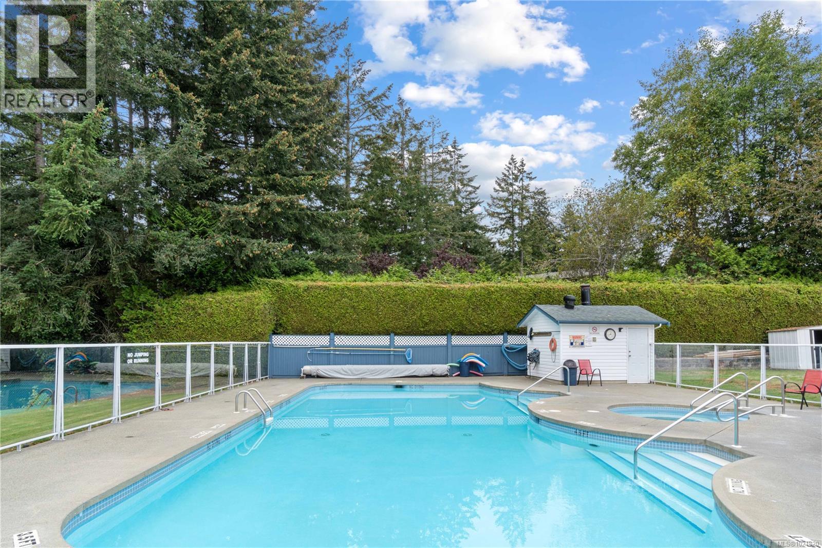 Resort On The Lake Outdoor Pool - 3126 Elsie Lake Cir, Nanaimo, BC