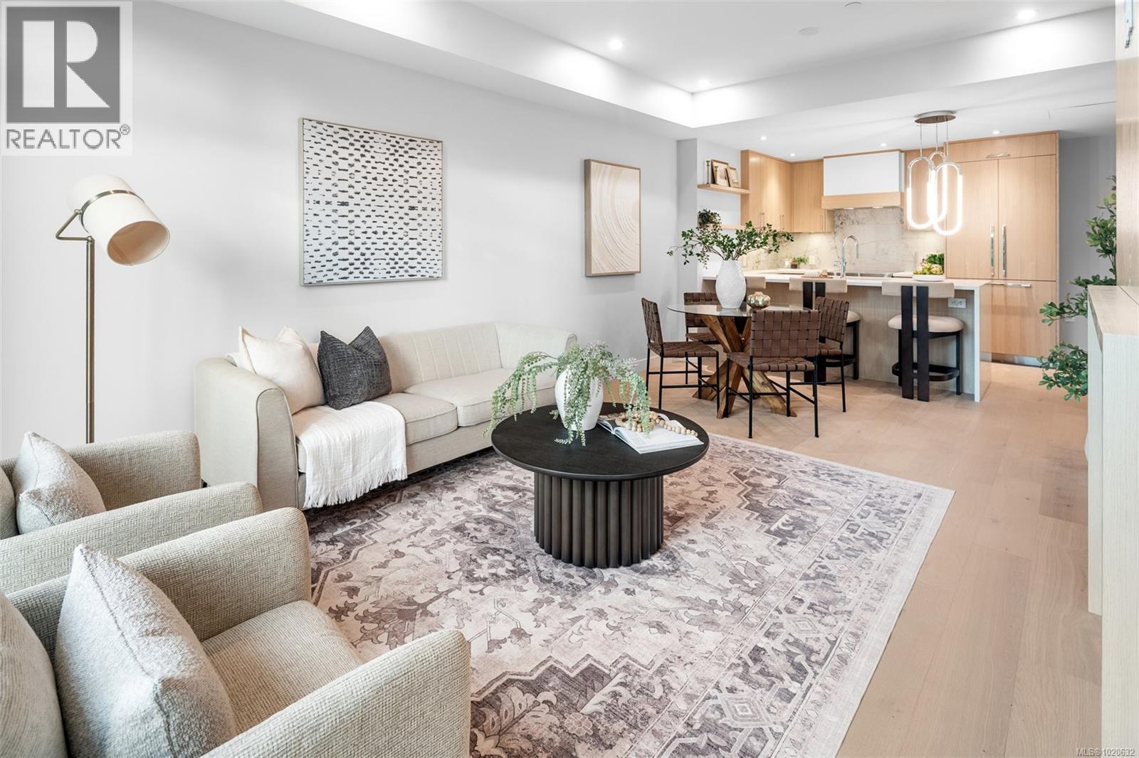 204 5229 Cordova Bay Rd, Saanich, BC - Indoor Photo Showing Living Room