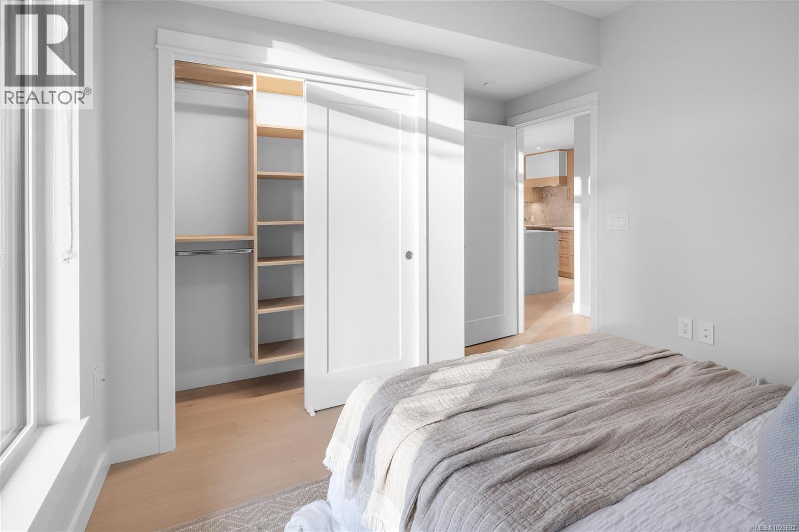 204 5229 Cordova Bay Rd, Saanich, BC - Indoor Photo Showing Bedroom